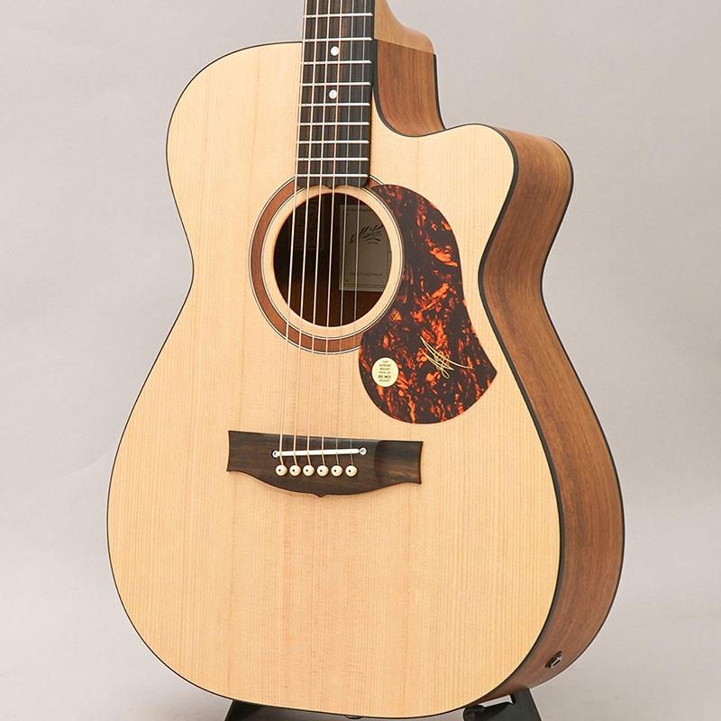 ■商品紹介近年人気急上昇中！！オーストラリアの老舗ブランド「Maton Guitars」！！世界最高峰アコースティッギタープレイヤーと言われるTommy Emmanuelが長年愛用を続けるブランドとして有名なメイトン。シンプルで落ち着いたルックスと軽やかなサウンドで人気の高いソリッドロードシリーズ！！ソリッドロードシリーズは、メイトン社のマスタールシアーが独自に開発した新設計シリーズ！！その中で最も特徴的な仕様がブレーシングとなります。通常の位置よりXの交点がブリッジ寄りに移動した「フォワードシフト」スタイルに、強度バランスを確保しつつ全体の質量を軽く仕上げた設計が採用されております。本器「SRS808C」は、スプルーストップにオーストラリアンブラックウッドサイドバックという材料構成。本シリーズに採用されているブレーシングパターンならではの、立ち上がりが早く滑らか且つ大変軽やかで気持ちの良い音色はソロギタースタイルから弾き語り迄、幅広いスタイルにおススメです。ボディサイズは、メイトンの十八番ともいえる808！！幅が14-4/1と000と00の中間サイズに、胴厚が4-3/4の深胴ボディ仕様です。コンパクトで抱えやすいボディでありながら、深胴設計にすることによって音圧のあるサウンドになり、フィンガーピッキングのみならずフラットピッキングでも抜群のサウンドを奏でます。カッタウェイボディの為ハイポジションまでストレス無く演奏する事が可能！！絶妙なネックグリップとテンション感によって得られるプレイアビリティの良さは「まるで手に吸い付くような感覚」と表現され、ステージングでの大きなアドバンテージとなってくれる事でしょう！搭載されているピックアップシステムは、メイトンオリジナルのアンダーサドルピエゾとコンデンサーマイクをブレンド出来るデュアルシステム「AP5 Pro」！！アンダーサドルピエゾには「パラスティックタイプ」と言われる、各弦に対し独立したポールピースを持つピエゾピックアップが採用されております。それぞれの弦振動をダイレクトにキャッチ出来ますので、ピエゾピックアップのみでも分離感がありナチュラル、且つパワーのある出力を得る事が出来ます。この高性能なピエゾピックアップに対しコンデンサーマイクをブレンドする事によって、アコギ本来の生々しい空気感を持たせ、「迫力とエアー感」を両立させた素晴らしいラインサウンドを実現しております。このコンデンサーマイクはグースネックで動かせる仕様となっており、狙ったサウンドやハウリングポイントによって微調整出来る点も大変嬉しいポイントです。また、コンデンサーマイクの弱点であるハウリング対策として低域にフィルターを掛けておりますので、バンドの大音量の中でもハウリングが起こりづらく、快適にお使い頂く事が可能です。プリアンプ部分では、ピエゾとマイクそれぞれのボリュームと全体の音量を決めるマスターボリューム、3バンドEQをコントロールする事が出来ます。この唯一無二の高性能システムは、ソロ・バンドスタイル問わず、多くのアーティストから絶大な信頼と評価を得ております。プレイアビリティ・ラインサウンド・生鳴りの良さ...　ここまで三拍子揃ったハイクオリティなギターを作るブランドは中々ございません！！自宅の練習からステージ上まで...　あなたの頼もしい相棒となってくれる事でしょう。是非この機会にお求めくださいませ！！■仕様詳細-SPEC-Top：SpruceBack＆Sides：BlackwoodNeck：Queensland MapleFingerboard：Streaky EbonyBridge：Streaky EbonyMachine Heads：Chrome Grover RotomaticNut Width：44mmScale Length：647.7mmPickups：AP5-Pro◆ハードケース付属検索キーワード：イケベカテゴリ_アコースティック・エレアコギター_エレアコギター_MATON_新品 SW_MATON_新品 JAN:4582349871917 登録日:2026/03/06 エレアコ メイトン