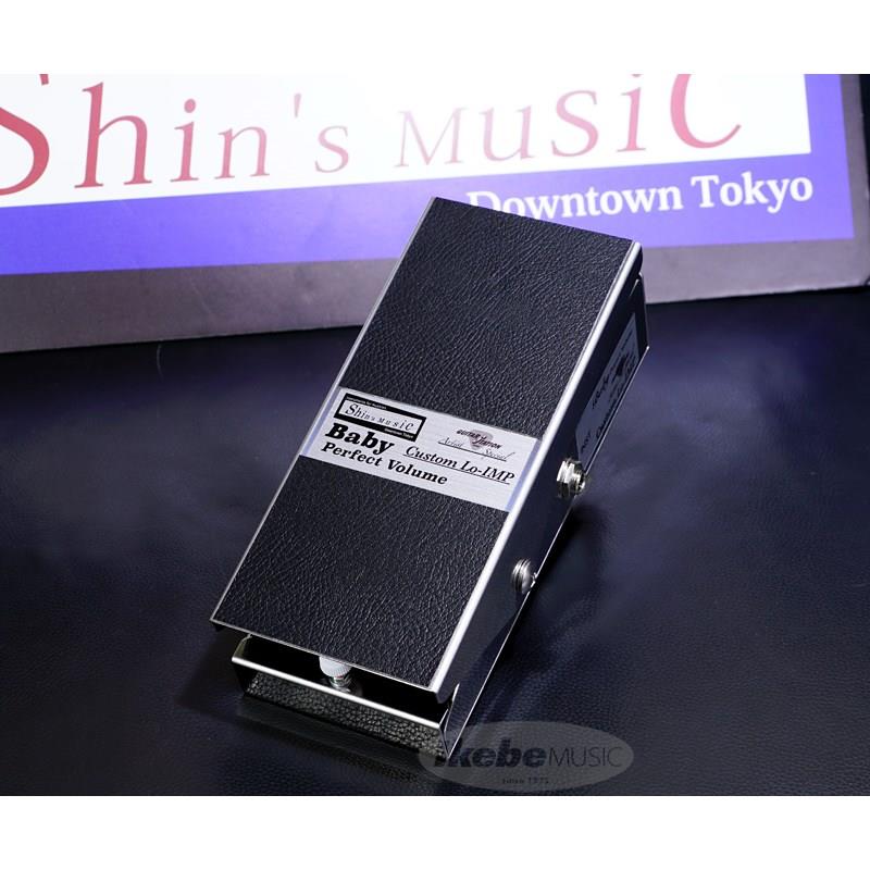 ■商品紹介音質劣化の少ないパッシブのボリュームペダル「Perfect Volume」に待望のスモールサイズが登場！もちろん当店入荷は、ギタステArtist SpecialのCustomスペックです！今回入荷のCustom Lo-IMPはアクティブピックアップからの直接入力のみという事はもちろん、アンプのSend&Retや十分にローインピーダンス化されている信号に合わせて専用で使用したいと言うお客様からの声を形に変えた、Lo-IMP仕様です。ローインピーダンス環境に特化した10KΩ〜25KΩ対応の設計は十分にローインピーダンス化されている信号を扱う上で外来ノイズの混入の防止等においても有効で、インピーダンスのマッチングが十分であればシステム構築に置いて様々な恩恵を受けることができます。シンプルなLo-IMP単独仕様だからこそのお求め易い価格設定はもちろん、特化モデルならではのカーブやシンプルな設計による切替SW等の操作ミスへの心配が不要な面も魅力ですね。更に本機は持ち運びやエフェクター・ボードでも収まりの良い極少スモールサイズ・ヴァージョン(Babyサイズ)。出来るだけ音質劣化は避けたいがどうしてもボリュームペダルを使わなければいけない仕事人の方のマストアイテムと言える、音の曇り、こもり、歪みを極限まで抑える事で好評を博す、Perfect Volumeのサウンドはそのままにこのサイズに凝縮したヴォリュームペダルです！計算された心地よいボリューム変化、体重をかけても安定する高い剛性をもつ筐体、絶妙なペダルのトルク感など徹底的にボリュームペダルに求められる重要ポイントを突き詰めた最上級のヴォリュームペダルのクオリティを落とすことなく、およそ：75W×182D×51H/mm（突起物除く）にコンパクト化し、ペダルボードへの組み込みの行ないやすさの向上のみならず、サイドに入出力・チューナージャックを装備する事で配線の行ない易さも確保しています。更に当店オリジナルのArtist Specialでは、Shin's MusicからArtistに手渡される際に使用されるとも言われる厳選パーツを惜しげもなく使用することで、よりナチュラルでスムースなカーブとサウンドを獲得するCustom仕様を採用しています。※Guitars Station Artist Specialは、全てスムーステーパー回路が採用されていますので、ピーク感の無い、よりスムースでナチュラルなボリュームコントロールが可能です。※画像はイメージのためシリアルナンバーが異なります。仕様、シール等のデザインが変更される場合があります。底面サイズ：75W×182D×51H/mm（突起物除く）検索キーワード：イケベカテゴリ_エフェクター_ワウペダル・ボリュームペダル_ボリュームペダル_shin’s music_新品 SW_shin’s music_新品 JAN:4949748113367 登録日:2026/07/16 シンズミュージック