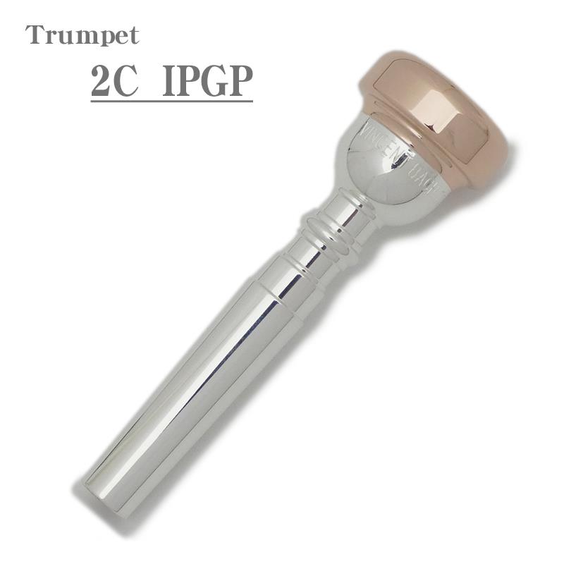 ■商品紹介Bach (バック) 2C IPGP トランペット用 マウスピースインナーピンクゴールドプレート仕上げ(リム & カップ内側のみピンクゴールドメッキ)バックのマウスピースは、世界中でプロフェッショナルから初心者まで最もよく使われています。貧弱な楽器をレベルアップさせ、良い楽器はいっそう良くなります。豊かな音量で、イントネーションに優れ、高い音から低い音まで反応がよく、響きが豊かで、全域にわたって音の粒が揃い、適度な抵抗が疲労を防ぎます。2Cリム内径:16.50カップが大きく、パワフルで輝かしい音が魅力的。しっかりとした唇の方にオススメです。◎仕様リム・カップ・インナー：ピンクゴールドプレート仕上げボディー：シルバープレート仕上げ※当店にてインナーピンクゴールドプレート加工をさせて頂いております。※こちらの商品は受注生産にてメッキ加工を承らせて頂いております。そのため、メーカーにて「2C SP(銀メッキ仕上げ)」のモデルがございました際は、メッキ加工に1-1.5ヶ月ほどお時間を頂きましてのご用意となります。また、「2C SP(銀メッキ仕上げ)」を本国よりお取寄にてご対応させていただきます場合は、数ヶ月（おおよそ6ヵ月前後）お時間を頂く可能性がございます。詳しい在庫状況・納期につきましては、お問い合わせください。検索キーワード：イケベカテゴリ_管楽器・吹奏楽器_トランペット用アクセサリ_トランペット用マウスピース_トランペットマウスピース_Bach_新品 SW_Bach_新品 登録日:2026/05/23 マウスピース バック バッハ