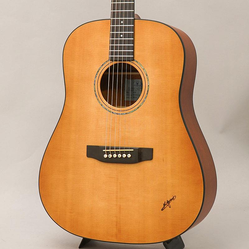 ■商品紹介日本が世界に誇る、国産アコースティックの老舗「K.ヤイリ」。メイド・イン・ジャパンを、岐阜県可児市の工房から」をかかげ、そのクラフトマンスピリッツを30人ほどの少数精鋭の手工生産のスタイルを1970年代から守ってきた日本のブランドK.YAIRI。カスタムモデルから価格を抑えたモデルまで幅広くラインアップをておりますが、全て日本製というこだわりは、日本は勿論のこと世界でも人気があり、全世界にファンがいるブランドです。ヤイリギターでも弾きやすいことで定番のエンジェル・シリーズが進化して登場。定評ある抱えやすい小ぶりなボディサイズに42mmの細めのネック、さらに630mm のショートスケールを採用。小柄な女性の方でも気楽に抱えて演奏できる程よいラフ感は、まさに「ライトな弾き心地」を実現しております。ピッキングのむらを和らげ、軽快なサウンドと心地良い演奏性で、気楽に楽しく演奏できるギターに仕上がっております。シンプルでスタイリッシュな装飾に、木目を生かした温かなカラーリング、ライト・ヴィンテージ・バーストを採用。エレアコ仕様で普段の生活に違和感なくギターを溶け込む、オーガニックなルックスも魅力的です。※画像はサンプルとなります。木目や色合いは1本1本異なります。■仕様詳細TOP：Solid SpruceBACK/SIDE：Mahogany LaminateNECK：MahoganyFINGER BOARD：EbonyBRIDGE：Ebonyナット幅(mm)：42スケール(弦長)(mm)：630全長(mm) ：993ボディ巾(mm)：385PU:A1ギグケース付属検索キーワード：イケベカテゴリ_アコースティック・エレアコギター_エレアコギター_K.Yairi_新品 SW_K.Yairi_新品 JAN:4580393205429 登録日:2026/03/30 エレアコ Kヤイリ ヤイリ ヤイリギター