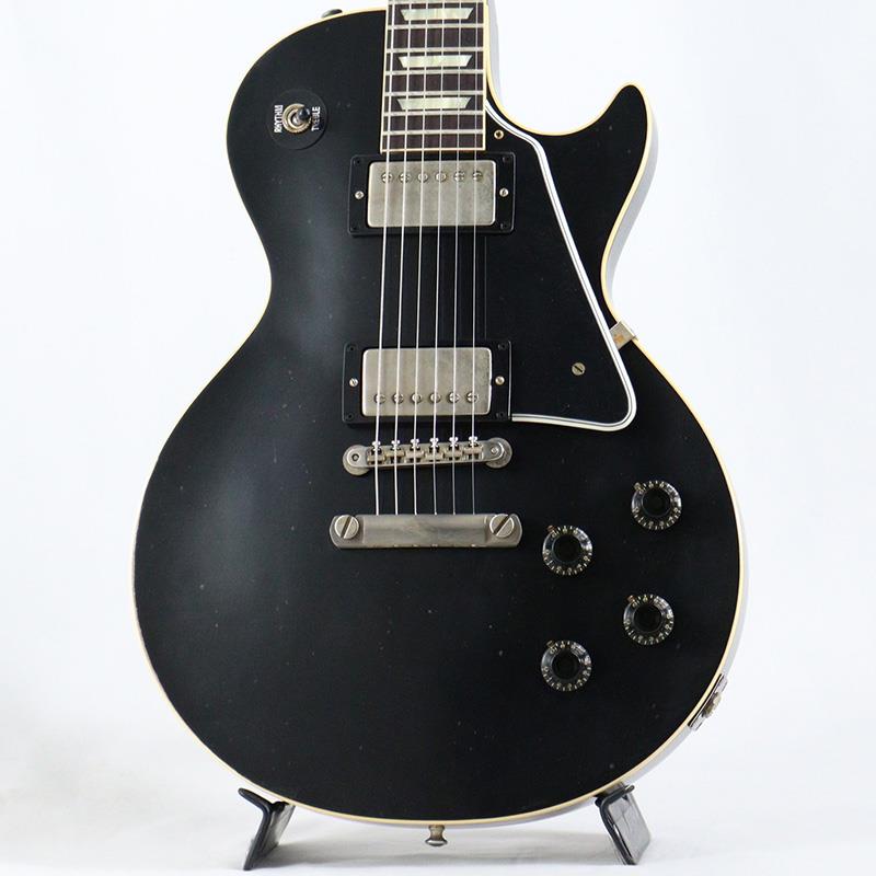 ■商品紹介Ebonyカラーの1957 Les Paul Standard Reissueが入荷！！長きに亘り培われた高い製作技術と飽くなき探究心、厳選されたマテリアルにより至高のエレキギター・ベースを製作するために1993年に立ち上げられたGibson Custom Shop。現在もなお昔ながらのハンドクラフト製法と、徹底的に追求したヴィンテージの知識から製作されたカスタムショップ・ラインナップは、他所の追従を許さないほどの見事な作りとなり、プレイヤーの内に秘めるインスピレーションを際限なく沸き立たせてくれる最高の愛機となるでしょう。〜Murphy Labとは〜カスタムショップ内に誕生したMurphy Lab（マーフィー・ラボ）は、ナッシュヴィルのギブソン・カスタムショップ内に新設されたラボで、科学的検証に基づく最新の技術を駆使して、ギターのエイジング（ヴィンテージ・ギターの経時変化した外観と弾き心地を再現する処理）を専門に行います。ギブソン・カスタムショップの立ち上げ時のメンバーであり、ヒストリック・コレクション開発のプロジェクト・リーダーとして尽力したトム・マーフィーは、その後新品のギターにヴィンテージのルックスとフィーリングをもたらすエイジングというテクニックで活躍してきました。トムのヴィンテージ・ギターへの情熱と深い知識に裏打ちされた技術によって、ギブソン・ギターの自然なラッカーのクラック、演奏による摩耗を見事に再現しています。トム・マーフィーとギブソンは、経時変化によりウェザーチェックと呼ばれるクラックを生じさせる、1950年代、1960年代のニトロセルロースラッカーを科学的に解析し、その変化のプロセスをひも解き、あらゆるモデルのプロトタイプによるテストを重ねて、ヴィンテージ同様のナチュラル・ウェザーチェックを再現するラッカー・プロセスを開発しました。マーフィー・ラボは、トム・マーフィーがギブソン・カスタムショップのチームを率いて、プロトタイプをもとに、あらゆるボディシェイプ、フィニッシュ、エイジング・レベルの検証を始めたことから、その構想が生まれました。その結果、これまでにないリアリティとこだわりを追求したエイジングを行うために、ギブソン・カスタムショップ内に設立されました。トム・マーフィーの存在と、その芸術的な作品の数々は、ギブソンの歴史の中で重要な役割を果たし、今もそしてこれからもマーフィー・ラボとして永遠に引き継がれていきます。本機は4段階で設けられたエイジング・レベルの中で2番目となる「Light Aged」が施された1957 Les Paul Standard。より高密度なウェザーチェックとライトエイジド・ハードウェアにより、ホームで弾かれてきたギターの経時変化、演奏による摩耗を再現！1957 Les Paul Standard Reissueと言えばゴールドトップをイメージしますが今回入荷したのはEbonyカラーを採用したカタログ外のモデル。Les Paul Customを思わせる引き締まったクールな印象となります。通常の1957 Les Paul Standard Reissueは「50s Rounded Medium C-Shape」を採用しておりますが当モデルは1959 Les Paul Standard Reissue同様の「Authentic '59 Medium C-Shape」を採用しており太すぎず細すぎず、現代的なプレイスタイルにも対応できる仕上がりとなっております。これに合わせてフレットも「Historic Narrow/Tall」から「Historic Medium-Jumbo」になっております。ピックアップは近年の定番モデルとなっているCustombucker Alnico IIIを継続して採用。ピックアップカバーの下のボビンはダブルエイジドホワイトカラーとなっているのも通好みな仕様。キレのよいバイト感と個体がもたらす豊かなトーンバランスは本機でしか味わえない絶品サウンドをご体感頂けることでしょう。新たに搭載されたバンブルビータイプのペーパーオイルコンデンサーやヴィンテージカーブを追及した500KのCTSポットを装備。通常仕様の500kΩポットに比べてボリュームを絞っても極端に高域が削られず、手元の操作でクリーンサウンドからドライブサウンドまでを自在に操ることができます。10〜6のメモリまでは歪みが維持され、6〜1にかけて滑らかにダウンしていくので、ボリュームコントロールの長さによって表情豊かなプレイを可能にしています。細部にまでヴィンテージに拘りを持ったGibsonが送る最新スペックは、あなたのギターライフをより豊かにしてくれること間違い御座いません！！生産本数は僅かですのでこの機会是非お見逃しなく！！■仕様詳細■Weight≒3.85kg■S/N: 7 51849BodyBody Top: 2-Piece Plain Maple， Hide Glue FitBody Back: 1-Piece Lightweight MahoganyBinding: 1-Ply RoyaliteWeight Relief: NoneFinish: Nitrocellulose Lacquer; Murphy Lab Light AgedNeckMaterial: Solid MahoganyProfile: Authentic '59 Medium C-ShapeScale Length: 24.75 / 628.65mmFingerboard Material: Indian Rosewood， Hide Glue FitFingerboard Radius: 12Number Of Frets: 22Frets: Authentic Medium-JumboNut Material: NylonNut Width: 1.69 / 42.85mmEnd of Board Width: 2.24 / 56.89mmInlays: Aged Cellulose Nitrate TrapezoidJoint: Long Tenon， Hide Glue FitHardwareFinish: Nickel; Murphy Lab Light AgedTuner Plating: NickelBridge: ABR-1Tailpiece: Lightweight Aluminum Stop BarTuning Machines: Kluson Single Line， Single RingPickguard: Multiply Laminated AcrylicTruss Rod: Authentic 1950s No-TubeTruss Rod Cover: Authentic Stepped 2-PlyControl Knobs: Butyrate Black Top HatsSwitch Tip: BlackPickup Covers: Authentic Profile Nickel SilverElectronicsNeck Pickup: Custombucker Alnico 3 (Unpotted)(Bobbin Color: Double Aged White)Bridge Pickup: Custombucker Alnico 3 (Unpotted)(Bobbin Color: Double Aged White)Controls: 2 Volume， 2 Tone， CTS 500K Audio Taper Potentiometers， Paper-in-Oil CapacitorsPickup Selector: 3-Way Switchcraftカスタムショップ・ハードケース、認定書、他付属検索キーワード：イケベカテゴリ_エレキギター_レスポールタイプ_Gibson_Custom Shop_新品 SW_Gibson_新品 JAN:4570156019509 登録日:2026/01/28 エレキギター ギブソン カスタムショップ