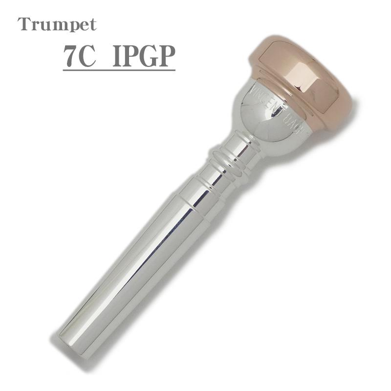 ■商品紹介Bach (バック) 7C IPGP トランペット用 マウスピースインナーピンクゴールドプレート仕上げ(リム & カップ内側のみピンクゴールドメッキ)バックのマウスピースは、世界中でプロフェッショナルから初心者まで最もよく使われています。貧弱な楽器をレベルアップさせ、良い楽器はいっそう良くなります。豊かな音量で、イントネーションに優れ、高い音から低い音まで反応がよく、響きが豊かで、全域にわたって音の粒が揃い、適度な抵抗が疲労を防ぎます。7Cリム内径:16.20世界中で最もよく使用されているモデル。輝かしい音で、学生からプロ奏者まで支持されている。◎仕様リム・カップ・インナー：ピンクゴールドプレート仕上げボディー：シルバープレート仕上げ※当店にてインナーピンクゴールドプレート加工をさせて頂いております。※こちらの商品は受注生産にてメッキ加工を承らせて頂いております。そのため、メーカーにて「7C SP(銀メッキ仕上げ)」のモデルがございました際は、メッキ加工に1-1.5ヶ月ほどお時間を頂きましてのご用意となります。また、「7C SP(銀メッキ仕上げ)」を本国よりお取寄にてご対応させていただきます場合は、数ヶ月（おおよそ6ヵ月前後）お時間を頂く可能性がございます。詳しい在庫状況・納期につきましては、お問い合わせください。検索キーワード：イケベカテゴリ_管楽器・吹奏楽器_トランペット用アクセサリ_トランペット用マウスピース_トランペットマウスピース_Bach_新品 SW_Bach_新品 登録日:2026/05/23 マウスピース バック バッハ