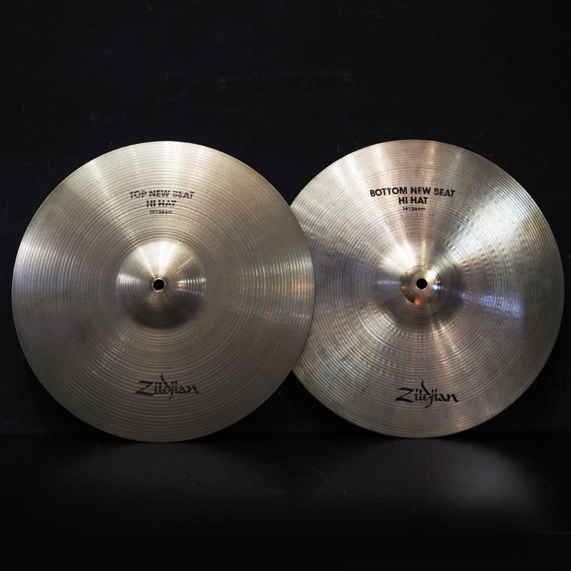 ■商品紹介【王道モデル！2世代前のAジルジャン・ニュービートハイハット14インチペアの中古品が入荷！】A Zildjian【Bright Full bodied + Natural 〜気取らない成熟感、応用自在〜】ベートーベンからビートルズまで、音楽の歴史と共に歩んできた全てのシンバルの基本、世界で最も愛されるオリジナルジルジャンシンバル。ハイハット・ライド・クラッシュなどのシンバルの呼び名も、このAジルジャンシンバルにネーミングされ現在に至る。まさにコンテンポラリー・ドラミングの歴史そのものがここにある。＜New Beat HiHats＞明るくソリッドで素早いレスポンス。クローズとチック音のバランスも良く、あらゆる音楽性に順応するベストセラー・ハイハット。こちらは1980年代の製造と思われる現行より2世代前のモデルです。現行品よりもソリッドで、ミディアムピッチかつ輪郭のハッキリとしたスティックサウンドとチック音、明るくパワフルなオープンサウンドを発揮してくれます。サイズ：14インチ・ペア※中古品のためキズや汚れ、サビなどがございます。予めご了承くださいませ。検索キーワード：イケベカテゴリ_ドラム_シンバル_ハイハット_Zildjian_A Zildjian_ユーズド SW_Zildjian_ユーズド JAN:2500190919963 登録日:2026/08/28 シンバル ジルジャン Aジルジャン
