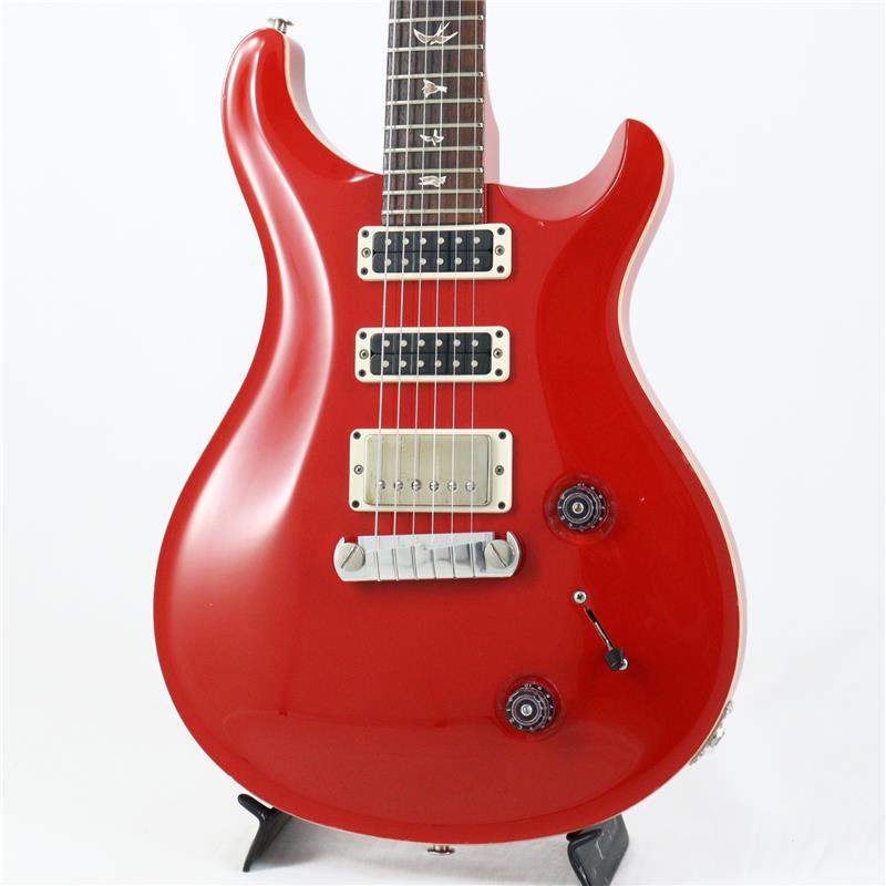 ■商品紹介鮮やかなレッドのソリッドカラーを纏ったカスタムカラー個体！2012年製Studioの中古品が入荷です。当時最高峰モデルとしてラインナップされたモダンイーグルリミテッドに採用されていたS-S-Hのピックアップ配列を持つStudioです。定番のメイプルトップ/マホガニーバックのボディーにフロントとセンターに57/08 Narrowfieldを、リアに57/08を搭載、57/08 Narrowfieldはミニハムバッカーに近いニュアンスのピックアップの為、SSHレイアウトにありがちな、フロント/センターとリアの音量差が解消されております。もちろんサウンドニュアンスは異なる為、非常にバリエーション豊かなサウンドがお楽しみいただけます。また、2011年モデルよりエスカッションがマイナーチェンジされており、ピックアップを固定するビスの頭の部分が落とし込まれております。フィニッシュは、PRSのフィニッシュであるV12が採用されております。このフィニッシュは、「木材そのものの美しさ、自然な鳴り、感触をより際立たせる」と言う目的の為に長期間かけて開発され、今までに無い薄さと硬さを実現しております。ポール・リード・スミス氏曰く、「V12はちょうどアクリル・フィニッシュとニトロ・セルローズ・ラッカー・フィニッシュの中間にあり、独特のクラシカルな風格を持ち合わせている」との事です。ネックシェイプはV12と同じタイミングで発表されたPatternが採用されております。80年代後半に作られた伝統的なPRSのネックに近いシェイプとなっており、実際に握ってみると、以前のワイドファット・シェイプのサイド部分が僅かに薄くなっている印象で、個人のお好みはございますが、ワイドファット・シェイプからの持ち替えも違和感は無いかと思います。当個体状態と致しましては、イーグルタグの欠品、小さめとはなっておりますが打痕や塗装の浮き等使用感が有るプレイヤーズコンディションとなっております。勿論電装系や演奏面も問題無く、フレットも凹み無く7割程度残っておりますのでガンガンお使い頂ける1本としてお迎え頂けます。ナローフィールド特有のカラッとしたローノイズサウンドに加えリアピックアップのコイルタップも可能となっており、幅広いサウンドバリエーションを持つこちらのモデル、根強い人気を誇り現在のコアラインでもラインアップされておりますが、ダイレクトなサウンドが魅力的なストップテールタイプのブリッジ採用モデルは稀少となっております。付属品PRSハードケース■仕様詳細商品スペックBodyTop Wood : Carved Figured MapleBack Wood : MahoganyFinish : V12NeckNumber of Frets : 22Scale Length : 25Neck Wood : MahoganyFretboard Wood : RosewoodNeck Shape : PatternFretboard Inlays : BirdsHardware/ElectronicsBridge : PRS StoptailTuners : PRS Phase III Locking TunersTruss Rod Cover : StudioHardware Type : NickelTreble Pickup : 57/08Middle Pickup : PRS 57/08 NarrowfieldBass Pickup : PRS 57/08 NarrowfielPickup Switching : Volume and Push/Pull Tone Control with 5-Way Blade Pickup SelectorWeight≒3.48kg検索キーワード：イケベカテゴリ_エレキギター_その他_P.R.S._PRS CORE MODELS (Custom／McCarty)_ユーズド SW_P.R.S._ユーズド JAN:2500010139212 登録日:2025/08/22 ギター ピーアールエス