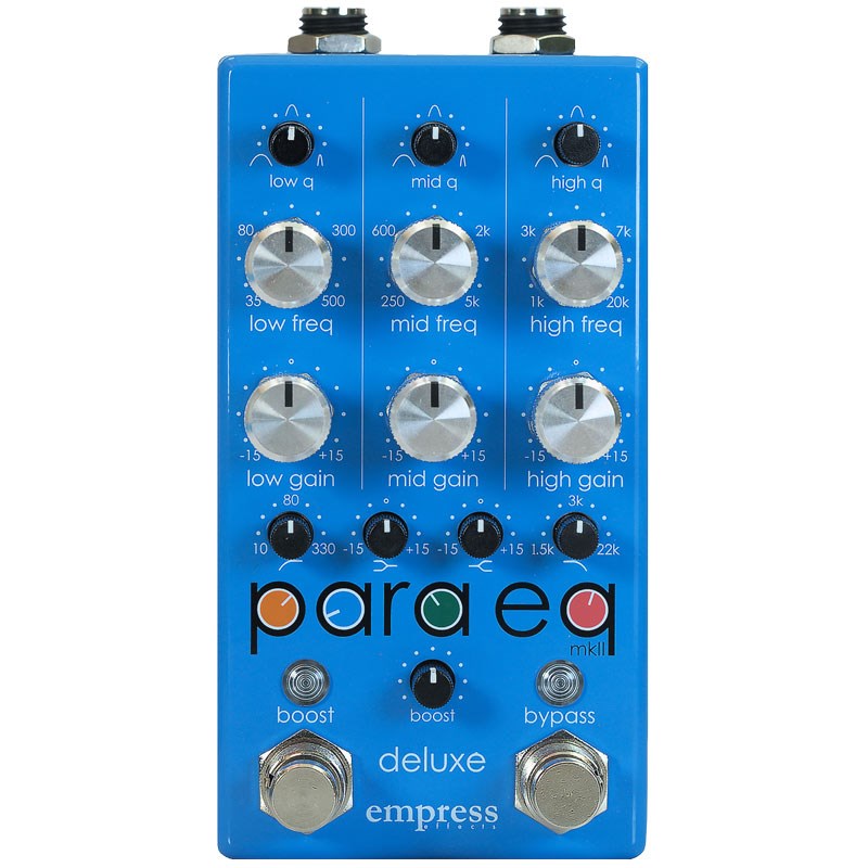 ■商品紹介連続可変のQコントロールにフィルター&トーンを追加した最高音質のEQペダル。Empress Effects ParaEQ MKII Deluxeは、最もパーフェクトなパラメトリックEQペダルです。サウンドを一切マスクすることなく的確なイコライジングが可能です。エンプレスならではの高品位サウンドはMKIIで更に強力にアップグレードされています。内部昇圧28Vの駆動回路は、レコーディング機器にも匹敵するヘッドルームと108dBものSN比を実現しています。トランスペアレントな音質と多彩なコントロールによって、どんな楽器に対しても精巧でスウィートなイコライジングを可能にします。また、音質を一切失うことのない+30dBのクリーンブースターは、独立したフットスイッチでオン/オフが可能です。デラックス・バージョンでは、正確なパラメトリック・コントロールを可能にする連続可変のQコントロール、さらに追加のフィルター&トーンセクション（ハイ＆ローパスフィルター、ハイ＆ロー・トーンコントロール）を備え、究極のトーン・シェイピングを可能にしています。■ParaEQ MKII Deluxeの主な特徴The #1 EQ pedal returns - better than ever最高の音質と機能性で定番だったEmpress EffectsのパラメトリックEQペダルが、画期的なアップグレードを遂げて帰ってきました。オリジナルParaEqの魅力はそのままに、さらに忠実なサウンドとコントロールが可能になりました。More Sweetnessデラックスバージョンでは追加のフィルターセクションを装備。高域と低域のシェルビングを調整するBaxandall トーンコントロール、そしてハイパス＆ローパス・フィルターでトーンを豊かに彩ることができます。More PowerParaEq MKIIペダルは内部28V昇圧で動作し、不要なクリッピングの一切ないクリーンなヘッドルームを提供します。More PurityグラフィックEQとは異なり、最小限の回路トポロジーで、音質を全く劣化させることなく、究極のトーンシェイピングを実行できます。■機能詳細Empress ParaEQ MKIIの各バンドの周波数帯域は、それぞれに周波数がクロスしているため、フレキシブルなイコライジングが可能になっています。low freq35Hz〜500Hzまでを15dBカット/ブーストできます。Qは連続可変が可能で、より細かいイコライジングが可能です。mid freq250Hz〜5kHzまでを15dBカット/ブーストできます。Qは連続可変が可能で、より細かいイコライジングが可能です。high freq1kHz〜20kHzまでを15dBカット/ブーストできます。Qは連続可変が可能で、より細かいイコライジングが可能です。boost0db〜30dBを無段階で増幅できるクリーンブースターです。音質ロスが全く無くハイレベルでのブーストが可能。ミッド周辺の周波数を強調したミッドブースターや、同じくトレブルブースター的な使用方法も可能です。hp filterハイパスフィルターは、ノブで設定したカットオフ周波数（10Hz〜330Hz）以下の周波数を12dB/オクターブで減衰させます。lp filterローパスフィルターは、ノブで設定したカットオフ周波数（1.5kHz〜22kHz）以上の周波数を12dB/オクターブで減衰させます。tone control (shelving filter)シェルビング・フィルターは、サウンド・スペクトルの特定の帯域をブーストまたはアッテネートするために使用されます。フィルターの形状と適用されるゲイン/アッテネーターの量によって、フィルターの周波数特性が決まります。ParaEQ MKII Deluxeのシェルビングフィルターは、非常に穏やかで音楽的なサウンドを提供します。・tone control (low shelf filter)ノブの位置により200Hz以下の周波数を、緩やかなスロープで、-15dB〜+15dBでブーストまたはカットします。・tone control (high shelf filter)ノブの位置により1kHz以上の周波数を、緩やかなスロープで、-15dB〜+15dBでブーストまたはカットします。■アドバンス設定アドバンス設定では、ParaEQ MKIIのバイパスとブーストのコントロールモードを切り替え可能です。・トゥルー・バイパスとバッファード・バイパスの切り替え・ブーストモードの切替イコライザーとブーストのセクションを同時にオン・オフするか、個別にオン・オフするかを切り替えることができます。EQとブーストをそれぞれ独立したバイパス・スイッチで使用したい場合はモードを切り替えてください。■ノーマルバージョンとの違いオリジナルParaEqは、10年以上にわたって様々な楽器のミュージシャンに愛され、信頼されてきました。ParaEq MKIIとParaEq MKII Deluxeはどちらもローノイズで透明なシグナルパスが特徴で、極めて多目的な用途に使用できます。3つのフルパラメトリック・バンドにより、幅広いトーンのシェイプアップと正確な微調整を同時に実現し、あなた自信のパーフェクト・サウンドに貢献します。上位機種であるParaEQ MKII Deluxeは、以下のようなプレーヤーに最適です。・ハイパス、ローパス・フィルターで周波数の極端な部分を精密に調整したい・ハイエンドを輝かせ、ローエンドを重厚に彩るBandaxallフィルターのサウンドが欲しい・あらゆるイコライジングにも対応できるようにしたい■仕様詳細■スペック入力インピーダンス：1M?出力インピーダンス：100?周波数レスポンス(-3dB)：22Hz - 25kHzTHD：0.05%ノイズ：107dBヘッドルーム：30dB @-10dBu reference電源：9VDC（センターマイナス） ， 2.1mm消費電流：300mAサイズ (突起物含む)：約H63mm × D127mm × W63mmWeight：約450g※消費電流は300mAですが、電源ON時には大きな電流が流れます。過電流保護機能があるパワーサプライの場合は正常に起動しない可能性がございます。500mA以上の余裕のある電源でご使用いただく事をお薦めいたします。検索キーワード：イケベカテゴリ_エフェクター_ギター用エフェクター_その他エフェクター_Empress Effects_新品 SW_Empress Effects_新品 JAN:4560482829682 登録日:2022/11/15 エフェクター コンパクトエフェクター ストンプボックス