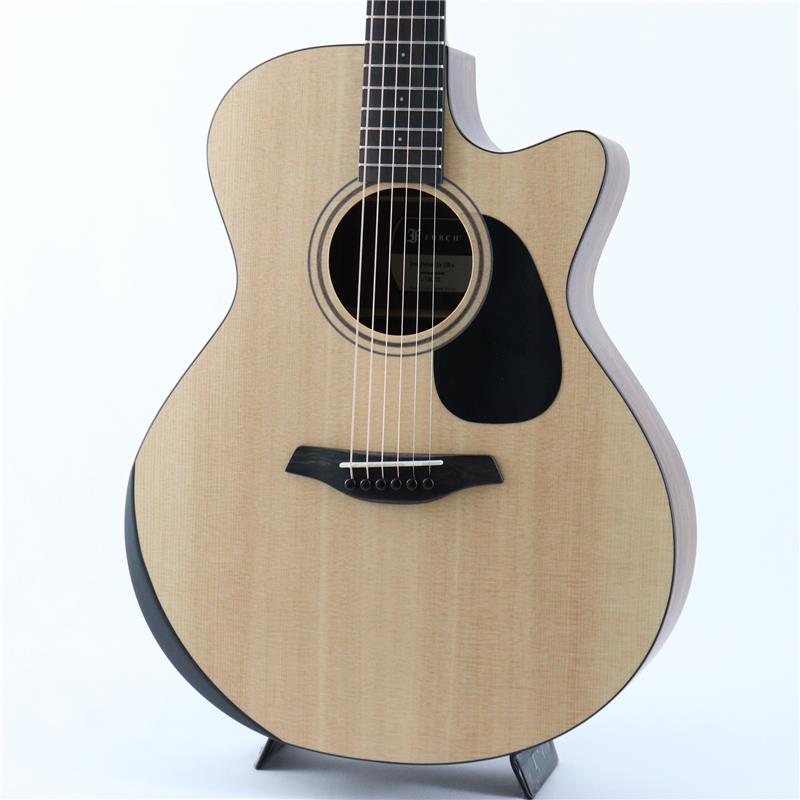 ■商品紹介〜ダブルコンターを搭載した「Blue Deluxe」シリーズが入荷しました〜1981年、旧チェコスロバキア領でブルーグラスミュージシャンにより設立されたフォルヒギターズ！！岡崎倫典さん、中川イサトさん、岸部眞明さん、UK（MOROHA）さん等、錚々たるアーティストに使用される今話題のブランドです！ヨーロッパを代表するブランドの一つとして主にフィンガースタイルのギタリストに愛されるフォルヒ。その造りの丁寧さ、美しい仕上げ、洗練されたサウンド、滑らかな弾き心地、数多のミュージシャンに使用されるのに十分な理由のある素晴らしいギターです。本機種はリーズナブルな価格設定ながらもしっかりとした造りが定評のある「Blue Deluxe シリーズ」のグランドオーディトリアム・カッタウェイモデル。シトカスプルーストップ、ブラックウォルナットサイドバックのオール単板仕様となっております。塗装にはオープンポアタイプのマットな塗装を採用し、鳴らしやすく乾いたサウンドで、フィンガースタイルから弾き語り等のコードストロークまでオールマイティにお使い頂ける1本。優しいタッチでもとても柔らかく暖かいサウンドで、リーズナブルな価格帯ながら、フォルヒギターの魅力をしっかりと感じられる仕上がりとなっております。フォルヒのオプションとして大変人気の高いダブルコンターも採用されており、長時間の演奏でも快適にお使い頂けます。様々な意匠を凝らしながらも、非常にお値打ちな1本！是非ご堪能ください！！◆CNR System Active（Composite Neck Reinforcement System）◆こちらのモデルは、フォルヒ独自開発の「CNR System Active（Composite Neck Reinforcement System）」が搭載されています。既存のCNRネックシステムからアップデートされた革新的なネック設計です。最も特筆すべき特徴として、ネックブロックに設置された弦高調整ボルトによりネックの角度調整が可能で、サドルを削ることなく弦高調整を行うことが出来るようになりました。更に、以前のシステムよりネックの剛性と安定性が向上していることから、より長期にわたってプレイアビリティと安定性を維持することが実現しました。※このボルトを使って安全にネック角度を調整するには、専用工具及び調整技術を習得した技術者による操作が必要ですので、池部楽器店アコースティックフロアスタッフまでご相談ください。■仕様詳細Top: AA Solid Sitka SpruceBack and Sides: AA Solid Black WalnutNeck: African MahoganyBracing : Scalloped X BracingNut Width: 45mmFingerboard: EbonyBridge: EbonyScale Length: 650mmTuner：Furch Originalフォルヒオリジナルギグケース付属検索キーワード：イケベカテゴリ_アコースティック・エレアコギター_アコースティックギター_Furch_新品 SW_Furch_新品 JAN:2500020022924 登録日:2026/03/16 アコースティックギター アコギ ファルヒ