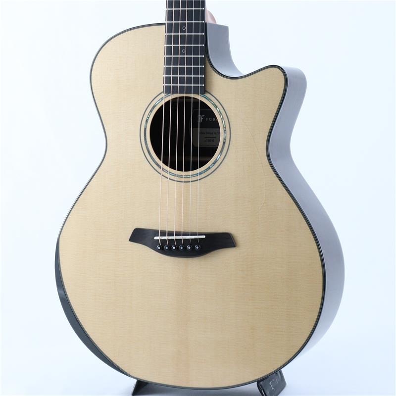 ■商品紹介1981年、旧チェコスロバキア領でブルーグラスミュージシャンにより設立されたフォルヒギターズ！！岡崎倫典さん、中川イサトさん、岸部眞明さん、UK（MOROHA）さん等、錚々たるアーティストに使用される今話題のブランドです！ヨーロッパを代表するブランドの一つとして主にフィンガースタイルのギタリストに愛されるフォルヒ。その造りの丁寧さ、美しい仕上げ、洗練されたサウンド、滑らかな弾き心地、数多のミュージシャンに使用されるのに十分な理由のある素晴らしいギターです。本器「Yellow Deluxe Gc-SR」は、フォルヒギターの中核を担うYellowシリーズ(旧23シリーズ)の中でも代表的な「Yellow Gc-SR」をベースモデルに、カスタムオーダーのRainbowシリーズで人気の高いオプションが各所に反映されたデラックス仕様となります。一番の特徴が、ベベルデュオと呼ばれる、肘と胸の部分の2か所に施されたコンターとなります。このコンターのおかげで長時間の演奏でも快適な抱え心地となり、ルックスにおいても立体的で美しい表情が得られます。ポジションマークにはライナーサイドポジションマークを、バインディングにはブラックセル、指板・突板にはホワイトカラーのコントラストラインを施す等、細かな仕様も通常のYellowシリーズとは異なり、よりシックで洗練されたな印象に仕上がっております。トップ材はAAAグレードのシトカスプルース、サイドバック材はAAグレードのインディアンローズウッドを採用。優れた音量バランスと深みのある低音のオーディトリアムボディと、クリアで立ち上がりの早いスプルーストップの組み合わせは、幅広いジャンルにお使い頂ける非常に汎用性の高いサウンドが魅力的です。1音1音の分離感も良く、ベースラインやメロディを前に出したいプレイヤーの方におすすめいたします。ナット幅は45mmと広めとなっておりますが、薄めのネックシェイプによって得られる抜群のプレイアビリティは多くのプレイヤーからの支持を集めています。また、大変細かい仕様の違いですが、ブリッジピンにもRainbowシリーズで採用されるエボニーピンが使用されており、サウンド面においても通常のYellowシリーズよりウッディで暖かみのある音色となっております。こういった、非常に細かい点にも拘りがみられるのが嬉しいポイントですね。ダブルコンターと細かな仕様の変更が盛り込まれておりますが、大変お買い得なプライス設定になっているかと思われます！！国内入荷も少ないモデルですので、気になる方はお早めにお試しください！！◆CNR System Active（Composite Neck Reinforcement System）◆こちらのモデルは、フォルヒ独自開発の「CNR System Active（Composite Neck Reinforcement System）」が搭載されています。既存のCNRネックシステムからアップデートされた革新的なネック設計です。最も特筆すべき特徴として、ネックブロックに設置された弦高調整ボルトによりネックの角度調整が可能で、サドルを削ることなく弦高調整を行うことが出来るようになりました。更に、以前のシステムよりネックの剛性と安定性が向上していることから、より長期にわたってプレイアビリティと安定性を維持することが実現しました。※このボルトを使って安全にネック角度を調整するには、専用工具及び調整技術を習得した技術者による操作が必要ですので、池部楽器店アコースティックフロアスタッフまでご相談ください。■仕様詳細Top: AAA Sitka SpruceBack and Sides: AA Indian RosewoodNeck: MahoganyBracing : Scalloped X BracingNut Width: 45mmFingerboard: EbonyBridge: EbonyScale Length: 650mmTuner：GOTOH 510 エボニーボタンCase：Hard Case検索キーワード：イケベカテゴリ_アコースティック・エレアコギター_アコースティックギター_Furch_新品 SW_Furch_新品 JAN:2500020020517 登録日:2026/03/16 アコースティックギター アコギ ファルヒ