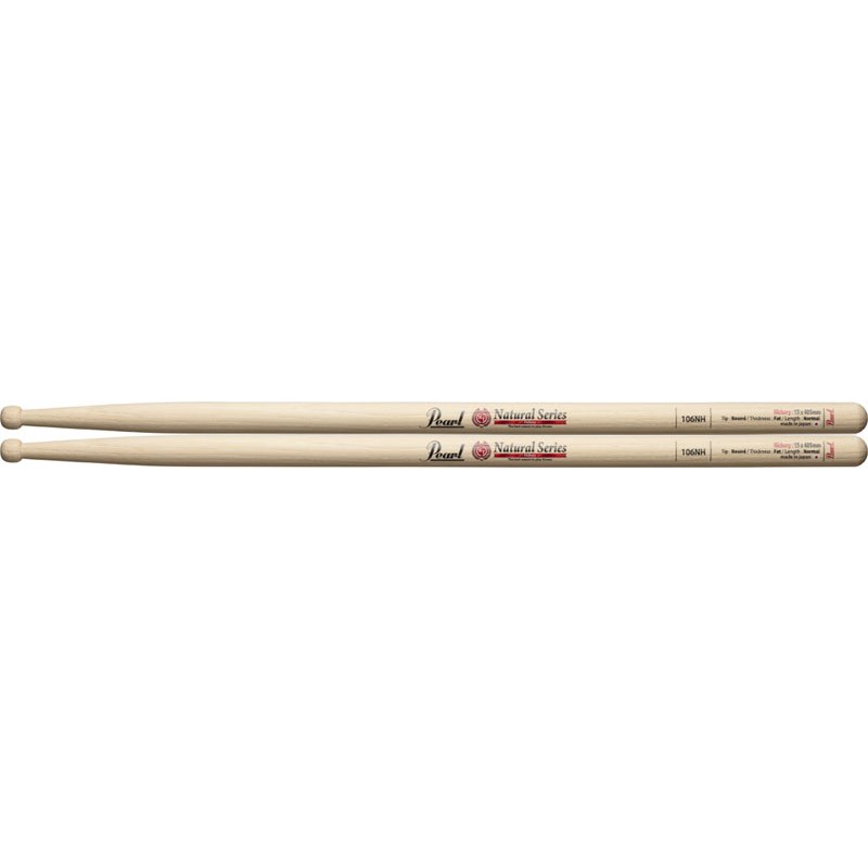 ■商品紹介＜Pearl Drum Sticks＞パールのドラムスティックは、素材選びから始まり、長期間のシーズニングを経て、1本ずつ入念に加工し、素材と重量の厳しい検査を経てきたもの。その充実したラインナップは、アーティストと密接な交流の中から生まれたもので、あらゆるドラマーに幅広く対応する傑作揃い。＜Natural Series〜 To a drummer having a WET hands〜 / Hickory＞長年パールの代表的なスティックとしてロングセラーを続けるモデルに、ラッカー・コーティングをいっさい施さず、多少ザラついたドライな感じにすることで、演奏中に手に汗をかきやすいドラマーにとってグリップ力を発揮。スティック材として最もポピュラーなヒッコリーを採用。＜スペック＞サイズ：15mm x 405mm材質：ヒッコリーフィニッシュ：ナチュラル検索キーワード：イケベカテゴリ_ドラム_スティック_Pearl_新品 SW_Pearl_新品 JAN:4549312026484 登録日:2014/10/17 スティック ドラムスティック パール