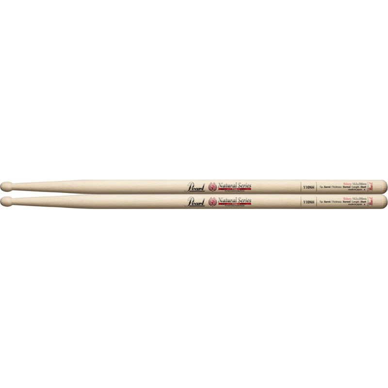 ■商品紹介＜Pearl Drum Sticks＞パールのドラムスティックは、素材選びから始まり、長期間のシーズニングを経て、1本ずつ入念に加工し、素材と重量の厳しい検査を経てきたもの。その充実したラインナップは、アーティストと密接な交流の中から生まれたもので、あらゆるドラマーに幅広く対応する傑作揃い。＜Natural Series〜 To a drummer having a WET hands〜 / Hickory＞長年パールの代表的なスティックとしてロングセラーを続けるモデルに、ラッカー・コーティングをいっさい施さず、多少ザラついたドライな感じにすることで、演奏中に手に汗をかきやすいドラマーにとってグリップ力を発揮。スティック材として最もポピュラーなヒッコリーを採用。＜スペック＞サイズ：14.5mm x 398mm材質：ヒッコリーフィニッシュ：ナチュラル検索キーワード：イケベカテゴリ_ドラム_スティック_Pearl_新品 SW_Pearl_新品 JAN:4549312026477 登録日:2014/10/17 スティック ドラムスティック パール