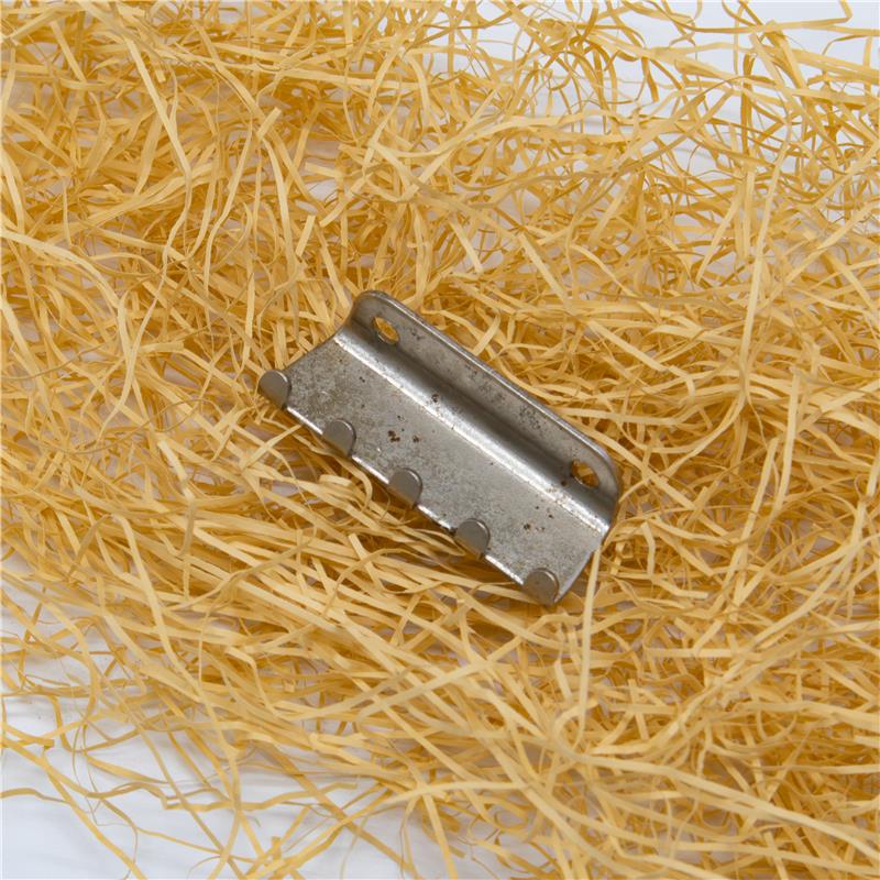 ■商品紹介バイオテクノロジーに基づいた独自の製法により金属を発酵させ、長年弾きこまれてきたような経年変化を促進させる特別なバクテリアを生成。それによって金属パーツに『目には見えないランダムで自然な発酵処理（エイジング）を加えることによってオールドギターに感じるような経年変化による響きとトーンを作り出す世界初のパーツ』が誕生。レリックやエイジドフィニッシュのような見た目の使用感では無く『リアルな経年変化によるヴィンテージトーンを作り出すサウンド・エイジングパーツ』の登場です。音の立ち上がり感がとてもヴィンテージに近いものを感じ、特に一音一音のチョーキングやヴィブラートにダイナミクス感が顕著に現れます。過度なトレブリー感は無く、角が取れた耳馴染みの良いアタックを鳴らしてくれます。新品の楽器ではなく、弾きこまれて、こなれてきた楽器を弾いているような印象。是非、この驚きのサウンドを体感してみてください。別売のトレモロスプリング（ZA-SP5）やネックジョイントプレート（ZA-NBS3）と合わせてお使いになれば、より効果が感じられます。■トレモロハンガー（ネジ2本付き）検索キーワード：イケベカテゴリ_楽器アクセサリ_ギター・ベース用パーツ_ギター用ブリッジ・サドル・トレモロパーツ_Zymo Aged_ザイモエイジド_新品 SW_Zymo Aged_新品 JAN:4562211292903 登録日:2025/11/06 ザイモエイジド