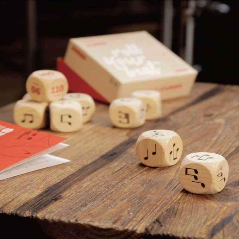 ■商品紹介ドイツ楽器の街「マルクノイキルヘン」にて高品質ドラムスティック＆パーカッションを製造するブランドROHEMAより、音楽教育はもちろん、ドラマー向けのテーブルゲームとしても楽しめる Groove Cubesをリリース致します。Groove Cubesは、ドラムの練習にバラエティを持たせることを目的に開発されました。ドラムの練習に、新しい可能性をもたらします。同じリズムやビート、フィルを何度も繰り返し練習することも大切ですが、リズムキューブを使えば、運に任せて、新しいフレーズやテクニックにチャレンジをすることができます。さらに、音符の読み方、組み合わせ方、オーケストレーションのスキルを向上させる効果も期待できます。また、ドラマー複数人で上級者には「BPM倍」や「右手のみ」などの縛りを設けることで、テーブルゲームとしても楽しめるアイテムです。異なる音符のパターンが印刷された、ビーチ材で職人により仕上げられた9個のキューブがセットになっています。基本的な使い方は、基本のリズムを決める「グルーブキューブ」でバスドラムとスネアドラム用のキューブを1つずつ、ハイハット用は「シンプル」と「コンプレックス」の2種類をご用意。好みとレベルに合わせていずれか1つ、もしくは2つどちらもを振って基本のリズムを決定。フレーズに変化をもたらす「フィルキューブ」で、4つのキューブを組み合わせることで、思いもよらないようなフィルの組み合わせを決めます。テンポキューブで、6種類のBPM（Beats per minute）を決定してプレイします。30mmの立方体なので、コンパクトで簡単に持ち運びができるサイズです。検索キーワード：イケベカテゴリ_ドラム_その他ドラムアクセサリ_ROHEMA_新品 SW_ROHEMA_新品 JAN:4042241181113 登録日:2025/11/17 ロヘマ