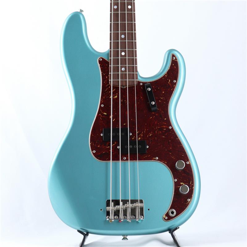 ■商品紹介【Fender ロゴ入りキャンピングチェアプレゼント】Fender Custom Shopのベース本体をご購入でロゴ入りオリジナルキャンピングチェア(非売品)をプレゼント！小型かつ軽量で、折り畳みも可能なため持ち運びや収納にも便利なアウトドアチェア！通常は購入のできないレアアイテムを手に入れるチャンスをお見逃しなく！対象商品：新品のFender Custom Shopベース本体ご購入でプレゼント※数量限定プレゼント品のため、無くなり次第終了となりますので予めご了承ください。※アウトレット品、セール品、リユース品/中古品、受注生産品など、一部商品は対象外の場合も御座います。ーーーーーーーーーーーーーーーーーーーーーーーーーーーーーーーーーーーーーーーーーーーーーーーーーーーーーーーーーーーーーーーーーーーーーーーーーーーーーーーーーーーーーーーーーーーーーー1本限定・再オーダー不可の、「Fender Experience Exclusive」イベント限定モデルをゲット！ヤンチャなプレべをお求めの方にオススメです。上質な素材を用い、職人の手で組み上げられるカスタムショップ製の楽器は、レギュラーラインのモデルでは味わうことの出来ないネックの鳴りや、ヴィンテージ特有の枯れたニュアンスを持ちつつもバンドで使い勝手の良いパワーをもたせたオリジナル・ピックアップ、材やパーツのチョイスから塗装の質感に至るまで、本家フェンダーでしか成し得ない、リアルなヴィンテージ・リイシューへと仕上げられています。シャーウッドグリーンやオーシャンターコイズとも異なる、ティールグリーンの色味が格好良い、1965年モデルです。総重量4キロを切る、軽量なアルダー・ボディ＋ラウンド貼りのローズ指板の元気な鳴りと、オリジナル「'65 - '70 PRECISION BASS」ハンドワウンド・ピックアップのヤンチャなサウンドで、ファットなプレべらしいサウンドは勿論、ピック弾きの際の、ガリっと食いつきの良いアタック感など、グレイボビン期のプレべの良さをカスタムショップ流にアレンジした良個体といえます。塗装仕上げは、あえてダメージ加工を施さず、経年変化によるこなれた質感のみを再現した「Closet Classic」仕様で、ハードウェアはNOS（新品同様に綺麗な）仕上げとなっています。NOSと比較して、楽器の塗膜が薄めに仕上がることから、プレイヤーにオススメのCloset Classic 仕上げは、Relic の様にダメージ加工を施していないため、ぜひご自身で沢山使用して、歴戦の傷跡を刻んでいただければと思います。フェンダーでしか味わうことの出来ない、極上のP-BASSサウンドをぜひご体感ください！＜付属品＞オリジナル・ハードケース、認定証、スペックシート、ストラップ他■仕様詳細[Specifications]■Body: 2-Piece Select Alder■Neck: Quartersawn Maple (1960 PB Oval C Back-Shape)■Fingerboard: 3A Darker Rosewood (Round Lam. / 9.5R) w/Mother of Pearl Dots■Frets: 20 Medium Vintage?Frets■Finish: Nitrocellulose Lacquer?(Closet Classic Finish with NOS Hardware)■Color: Teal Green Metallic■Pickups: Hand-Wound ’65/’70 Precision Bass■Controls: Volume / Tone■Weight: ≒3.92kg (フェンス＆カバー重量含まず)検索キーワード：イケベカテゴリ_ベース_エレキベース_PBタイプ_Fender Custom Shop_Custom Built Precision Bass_新品 SW_Fender Custom Shop_新品 JAN:0197955116068 登録日:2026/08/11 エレキベース フェンダー ふぇんだー フェンダーカスタムショップ フェンダーCS プレべ プレシジョンベース