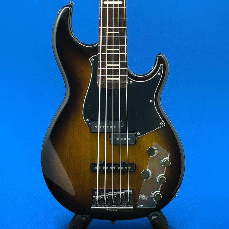 ■商品紹介ヤマハ「BB」シリーズのアクティブ仕様5弦モデルの中古が入荷！本機はアルダー/メイプル/アルダー材の3層構造によるラミネートボディ、メイプル材とマホガニー材を組み合わせスリムなグリップシェイプになった5ピースラミネートネック、ローズウッド材指板を採用しております。アクティブベースとなる当機のコントロール部は、ボリューム/ピックアップバランサー/3バンドEQ仕様、スイッチによりアクティブ/パッシブの切り替えも可能となっておりシチュエーションに合わせたサウンドチョイスが可能となっております。また、背面にはバッテリーアラートLEDが搭載されバッテリー交換のタイミングを視認できます。また、大きな特徴としてジョイント部のボルトをネックに向かって斜め45度に打ち込むことで、より強固に密着させネックとボディが一体となった強烈な鳴りを実現する6-ボルトマイタージョイント、弦のストレスを軽減しつつ弦振動をボディにしっかりと伝える、ブリッジ・サドルから45度の角度で弦をボディ裏から通すマイターストリンギングブリッジが搭載されております。細かな擦り傷や軽い打痕、パーツのくすみはございますが、比較的キレイなコンディションです。トラスロッドの余裕もあり、ネックコンディションも大きなクセは無く良好です。Weight：≒4.59kg付属品：純正ギグバッグ検索キーワード：イケベカテゴリ_ベース_エレキベース_プレシジョンベースタイプ・PBタイプ_YAMAHA_BB Series_ユーズド SW_YAMAHA_ユーズド JAN:2500030934606 登録日:2026/10/15 エレキベース ヤマハ やまは