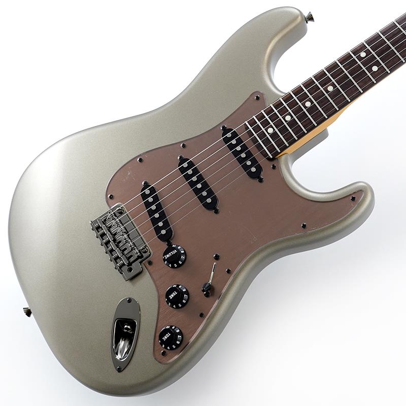 ■商品紹介Hybrid II 2026 Collection Satin MetallicMade in Japan Hybrid II 2026 Collection Stratocasterは、ヴィンテージライクなルックスはそのままに、プレイヤーや音楽ジャンルを選ばないオールマイティーなモダンスペックを搭載したMade in Japan Hybrid IIシリーズをベースに、2026年限定の特別なルックスを纏ったモデルです。本製品はSatin Finishをキーフィーチャーに、ネックだけでなくボディにもサテン仕上げを採用。日本製ならではの高精度な塗装技術により、質感・発色ともに美しい仕上がりを実現しています。Matte Aero Blue、Matte Inferno Red、Matte Phantom Black、Matte Champagne MirageのSatin Metallic Finishは、車やIT機器などのモダンプロダクトからインスパイアされた、洗練されたメタリックのサテン仕上げ。光を柔らかく反射する繊細な艶がボディラインを際立たせ、静かで上質な高級感を演出します。定評あるアルダーボディに新設計のHybrid II Custom Voiced Single Coilピックアップを装備し、ヴィンテージスタイルサドル付きの2点支持トレモロシステムを搭載。ヴィンテージロッキングチューナー、Modern Cシェイプにサテンフィニッシュのネック、9.5インチラジアスの指板とナロートールフレットがスムーズなプレイヤビリティを提供します。Hybrid IIシリーズならではのモダンさと伝統が融合した、新しい提案となる1本です。本製品は2026年限定生産モデルです。※画像はサンプルです。製品の特性上、杢目、色合いは個体ごとに異なります。ギグバッグ付属■仕様詳細Body Material: AlderBody Finish: Satin PolyesterNeck: Maple， Modern CNeck Finish: Satin UrethaneFingerboard: Rosewood， 9.5 (241 mm)Frets: 22， Narrow TallPosition Inlays: White Dot (Rosewood)Nut (Material/Width): Bone， 1.650 (42 mm)Tuning Machines: Vintage-Style LockingScale Length: 25.5 (648 mm)Bridge: 2-Point Synchronized Tremolo with Vintage-Style Stamped Steel SaddlesPickguard: 2-Ply Aluminum-Style AcrylicPickups:Hybrid II Custom Voiced Single Coil Stratocaster (Bridge)Hybrid II Custom Voiced Single Coil Stratocaster (Middle)Hybrid II Custom Voiced Single Coil Stratocaster (Neck)Pickup Switching: 5-Position Blade:Position 1. Bridge PickupPosition 2. Bridge and Middle PickupPosition 3. Middle PickupPosition 4. Middle and Neck PickupPosition 5. Neck PickupControls: Master Volume， Tone 1. (Neck Pickup)， Tone 2. (Bridge/Middle Pickup)Control Knobs: BlackHardware Finish: Black NickelStrings: Nickel Plated Steel (.009-.042 Gauges)Case/Gig Bag: Included: Gig Bag検索キーワード：イケベカテゴリ_エレキギター_STタイプ_Fender Made in Japan_Hybrid II Stratocaster_新品 SW_Fender Made in Japan_新品 JAN:0197955134963 登録日:2026/04/23 エレキギター フェンダー ふぇんだー フェンダージャパン フェンジャパ フェンダーJ ストラト ストラトキャスター