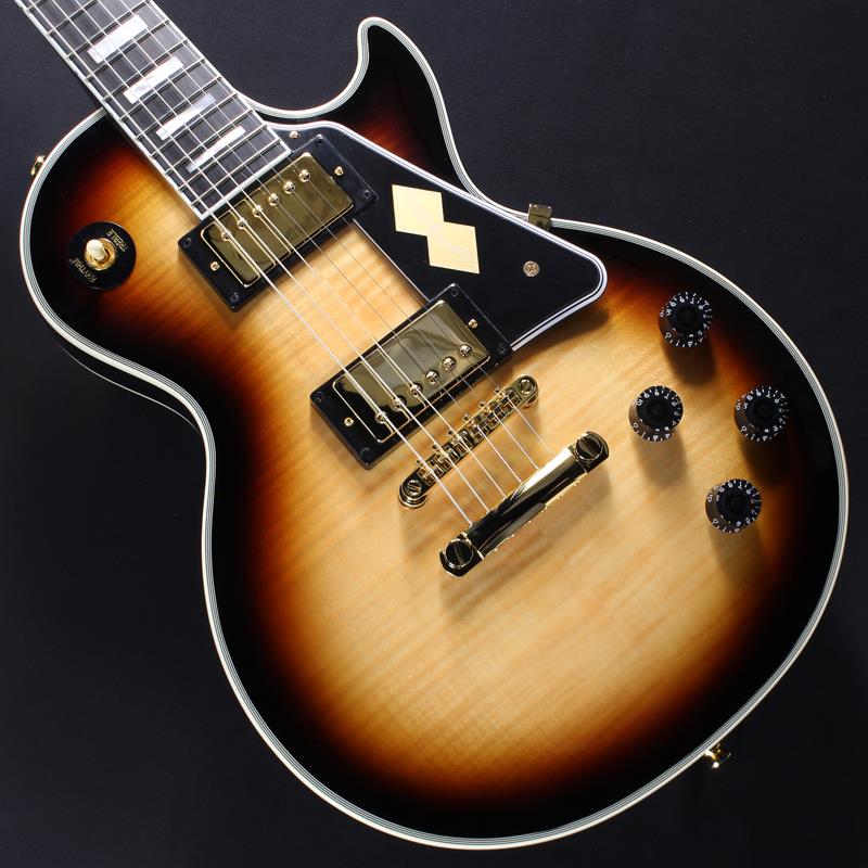 ■商品紹介Epiphone SUMMER Fair！8/31までEpiphoneブランドの新品楽器本体をご購入で、Gibson Brandsノベルティグッズをプレゼント！！先着順・少数のためお急ぎください！　夏より「熱い」サウンドを、ぜひその手に！！　※無くなり次第の終了となります。ご注文時点で終了の際はご容赦下さいませ。ーーーーーーーーーーーーーーーーーーーーーーーーーInspired by Gibson Customより最高峰のLes Paul Customが登場！エピフォンは、ギブソン・カスタムとのパートナーシップにより、Inspired by Gibson Customコレクションに新たなLes Paul Customを加えることをリリースします。レス・ポール氏本人の要望により1954年に誕生したCustomは、自身の名を冠したモデルをさらに洗練させたバージョンとして設計され、彼自身がタキシードに例えた美学を備えていました。初期バージョンはブラックで提供され、次いでホワイトが加わり、その後さらに他のフィニッシュへと拡大していきました。歳月を経てその構造は進化を遂げ、初期の個体は温かみのあるミッドレンジに焦点を当てたトーンを実現するオール・マホガニー・ボディを採用していたのに対し、後年のモデルではLes Paul Standardと同様にマホガニー・ボディにメイプル・キャップを組み合わせ、高音域の輝き、明瞭さ、そしてアタック感を加えています。ブロック・インレイ、スプリット・ダイヤモンド・ヘッドストック・デザイン、そして入念なバインディングといった象徴的な要素は、誕生以来このモデルの代名詞であり続けています。Inspired by Gibson Custom Les Paul Customは、この洗練された伝統を受け継いでいます。トーン・バランスに優れたメイプル・トップ／ソリッド・マホガニー・ボディを採用し、ボディ・トップとバックの両方に施されたマルチプライ・バインディングがアクセントを添えています。モダン・ミディアムCプロファイルを持つワンピース・マホガニー・ネックは、ロング・ネック・テノンを介してボディ・ジョイントされ、サステインと安定性を向上させています。Customを定義づける要素であるバインディング付きのエボニー指板には、22本のミディアムジャンボ・フレットとマザー・オブ・パールのブロック・インレイが配されています。伝統的なギブソン・スタイルのオープンブック型をした5プライ・バインディング・ヘッドストックには、Grover RotomaticチューナーとGraph Techナットが搭載され、象徴的なスプリット・ダイヤモンド・インレイとともにエピフォンのロゴが輝きます。反対側では、LockTone チューン・オー・マチック・ブリッジとLockToneストップバーが、堅牢なイントネーションとサステインを提供します。プレミアム・エレクトロニクスとして、手作業で配線されたGibson USA 490Rおよび498Tハムバッカー、CTSコントロール、マロリーコンデンサー、そしてトグルスイッチとアウトプット・ジャックに採用されたSwitchcraftパーツを搭載しています。ハードシェルケースが付属します。■仕様詳細BodyBody Material: MahgaonyTop Material: MapleBody Finish: GlossBinding: Multi-Ply Top and BackWeight Relief: NoneBody Style: SolidbodyNeckProfile: SlimTaperJoint: Long Neck TenonFingerboard Material: EbonyNut Material: Graph TechInlays: BlockFingerbaord Radius: 12 in. | 304.8 mmBinding: Single-plyScale Length: 24.75 in. | 628.65 mmHardwareFinish: GoldBridge: Locktone Tune-O-MaticTailpiece: LockTone Stop BarPlastics: BlackTuning Machines: Grover RotomaticControl Knobs: Black SpeedPickup Cover: GoldElectronicsNeck Pickup: Gibson 490RBridge Pickup: Gibson 498TControls: 2 Volume， 2 TonePickup Selector: 3-way Toggle約4.12kgハードケース付属検索キーワード：イケベカテゴリ_エレキギター_レスポールタイプ_Epiphone_レスポール_新品 SW_Epiphone_新品 JAN:4570156018236 登録日:2026/07/03 エレキギター エピフォン レスポール