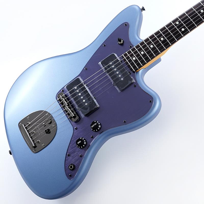 ■商品紹介Hybrid II 2026 Collection Satin MetallicMade in Japan Hybrid II 2026 Collection Jazzmasterは、ヴィンテージライクなルックスはそのままに、プレイヤーや音楽ジャンルを選ばないオールマイティーなモダンスペックを搭載したMade in Japan Hybrid IIシリーズをベースに、2026年限定の特別なルックスを纏ったモデルです。本製品はSatin Finishをキーフィーチャーに、ネックだけでなくボディにもサテン仕上げを採用。日本製ならではの高精度な塗装技術により、質感・発色ともに美しい仕上がりを実現しています。Matte Aero Blue、Matte Inferno Red、Matte Phantom Black、Matte Champagne MirageのSatin Metallic Finishは、車やIT機器などのモダンプロダクトからインスパイアされた、洗練されたメタリックのサテン仕上げ。光を柔らかく反射する繊細な艶がボディラインを際立たせ、静かで上質な高級感を演出します。定評あるアルダーボディに新設計のHybrid II Custom Voiced Single Coilピックアップを装備し、ヴィンテージスタイルのフローティングトレモロを搭載。ヴィンテージロッキングチューナー、サテンフィニッシュのネック、Modern Cシェイプに9.5インチラジアスの指板とナロートールフレットがスムーズなプレイヤビリティを提供します。Hybrid IIシリーズならではのモダンさと伝統が融合した、新しい提案となる1本です。本製品は2026年限定生産モデルです。※画像はサンプルです。製品の特性上、杢目、色合いは個体ごとに異なります。ギグバッグ付属■仕様詳細Body Material: AlderBody Finish: Satin PolyesterNeck: Maple， Modern CNeck Finish: Satin UrethaneFingerboard: Rosewood， 9.5 (241 mm)Frets: 22， Narrow TallPosition Inlays: White Dot (Rosewood)Nut (Material/Width): Bone， 1.650 (42 mm)Tuning Machines: Vintage-Style LockingScale Length: 25.5 (648 mm)Bridge: 6-Saddle Vintage-Style Adjustable with Floating Tremolo TailpiecePickguard: 2-Ply Aluminum-Style AcrylicPickups:Hybrid II Custom Voiced Single Coil Jazzmaster (Bridge)Hybrid II Custom Voiced Single Coil Jazzmaster (Neck)Pickup Switching: 3-Position Toggle:Position 1. Bridge PickupPosition 2. Bridge and Neck PickupsPosition 3. Neck PickupControls: Master Volume， Master ToneControl Knobs: BlackHardware Finish: Black NickelStrings: Nickel Plated Steel (.009-.042 Gauges)Case/Gig Bag: Included: Gig Bag検索キーワード：イケベカテゴリ_エレキギター_JMタイプ_Fender Made in Japan_Hybrid II Jazzmaster_新品 SW_Fender Made in Japan_新品 JAN:0197955164731 登録日:2026/04/23 エレキギター フェンダー ふぇんだー フェンダージャパン フェンジャパ フェンダーJ ジャズマスター ジャズマス