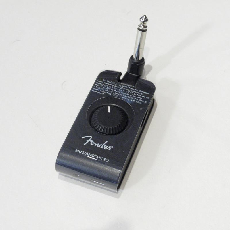 ■商品紹介練習にやスマートフォンへの録音に最適なFenderのヘッドホンアンプが中古入荷しました!!世界最小のMustangアンプ！Mustang Microは、ギターやベースに直接接続し伝説的なアンプ・トーンとエフェクトのセレクション、Bluetooth機能などを提供するプラグアンドプレイのヘッドフォン・アンプ＆インターフェースです。Mustang Microは、人気のMustangアンプシリーズから豊富なプリセットトーンをフィーチャーした超小型のパーソナルギターアンプです。Mustang Microをギターに直接プラグインして、ヘッドフォンを接続、次にアンプとエフェクトを選択するだけ。初心者からプロまで簡単に素晴らしいトーンをすぐに得られ、おうち時間の合間でも外出先でも幅広く使えます。Bluetooth接続すれば、お気に入りのトラックや解説レッスン動画などに沿ってプレイすることも可能です。＜中古品保証　：　お買い上げより3ヶ月間（消耗品を除く）＞＜状態　：　細かなキズ等あり　使用に問題なし＞＜付属品　：　箱、USBケーブル＞検索キーワード：イケベカテゴリ_ギターアンプ・ベースアンプ_アンプシミュレーター_ヘッドフォンアンプ_ギター用_Fender USA_Mustang Series_ユーズド SW_Fender USA_ユーズド JAN:0885978430475 登録日:2026/07/17 ギターアンプ フェンダー ふぇんだー