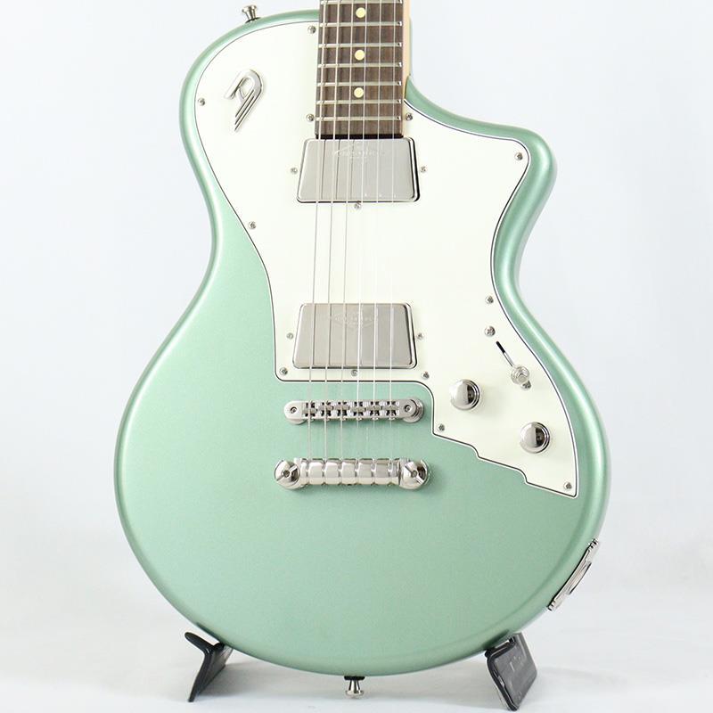 ■商品紹介新品チョイキズ超特価！DuesenbergのJULIAを基にしたソリッドボディモデル「Julietta」が新登場！Juliettaは、シンプルな機能性かつ演奏性の高さに富んだモデルです。アルダーボディ、メイプルネック、ローズウッド指板といった王道の組み合わせを採用。バックコンターが施された丸みのあるボディ、サテン仕上げのネックグリップ、ヒールカットされたネックジョイント(ボルト・オン)で、ストレスなく直感的に弾き込めます。ピックアップはフロントにStarplayerなどにも搭載されているDomino P-90、そしてリアにはGrandVintage Humbuckerを搭載。DuesenbergのJULIAを踏襲しつつ、5ウェイのピックアップセレクターでシンプルに多彩な音作りが可能です。※画像はサンプルです。製品の特性上、杢目、色合は個体ごとに異なります。■仕様詳細Body : Solid AlderNeck : 1-piece Maple / Bolt-onShape : Medium DFingerboard : Indian Rosewood， radius 305 mm / 12″Scale : 648 mm / 25.5Neck PU : Duesenberg Domino P90 (Trapeze Housing)Bridge PU :Duesenberg GrandVintage Humbucker (Trapeze Housing)Control : 1Volume， 1Tone， 5-Way Pickup SelectorBridge : Duesenberg Steel Saddle BridgeTailpiece : Duesenberg Aluminum Stop Tailpieceギグケース付属検索キーワード：イケベカテゴリ_エレキギター_その他_Duesenberg_アウトレット SW_Duesenberg_アウトレット JAN:0737713518682 登録日:2026/07/31 エレキギター デューセンバーグ デューセン
