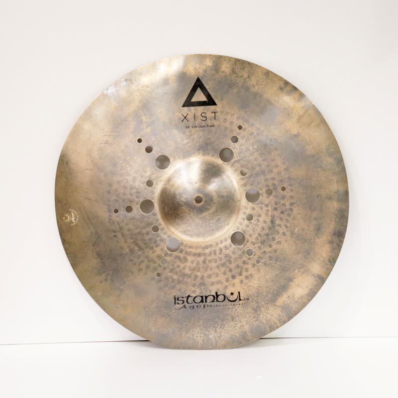 ■商品紹介＜Xist Dark ION＞シンバル本体に丸く穴をあけた斬新なデザインのモデル。素早い反応と、強烈なローピッチ・クラッシュサウンドと伸びのあるサスティーンが特徴的で、エフェクト・シンバルの新たな選択肢として堂々のラインナップ！サイズ：19インチウェイト（実測値）：約1485g※店頭にて試打を解禁しております為、細かな傷や打痕などが発生する場合がございます。予めご了承ください。検索キーワード：イケベカテゴリ_ドラム_シンバル_クラッシュ_Istanbul／Agop_新品 SW_Istanbul／Agop_新品 JAN:4560287441478 登録日:2025/05/26 シンバル イスタンブール アゴップ