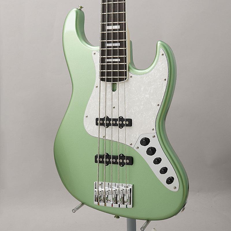 ■商品紹介当店独自のカスタムスペック採用のアクティブJBモデル良質な楽器ながらも、その良心的な価格設定で人気を誇るムーンは、一日に数本という少数生産でそのクオリティを頑なに保ち続けており、ラリー・グラハム、ランディ・ホープ・テイラー、須藤 満、TAKE-SHIT(cocobat)、岡峰 光舟(THE BACK HORN)等、国内外を問わず多くのアーティストに支持され続けている日本が誇るコンポーネント・メーカーです。Moonベース紹介動画でお馴染み、今や人気セッションプレイヤーとなったカワノアキさんと当店のコラボにより誕生したカスタムモデルを、よりコスパの良いスペックに昇華したのがコチラのモデル。ムーンのスタンダードとも言える5弦アクティブJBモデルを、当店オーダーによるこだわりのカスタム仕様に仕上げた一本です。アクティブモデルのデフォルト材：アッシュから、あえてアルダーに変更。レギュラー仕様のエボニー指板+バルトリーニXTCTプリ、更にはこちらもカスタム仕様のムーンオリジナルクォーターパウンドタイプPUを採用し、よりパンチと太さを感じさせるサウンドに進化させています。低域と高音域にピークをもったサウンドを基本としながらも、アクティブらしいツヤ感はありつつも、アンサンブル内で存在感を放つ太く抜けの良いサウンドが特徴的です。JBスタイルモデルならではのプレイヤビリティの高さも相まって、ジャンルやプレイスタイルを問わない、オールマイティなモデルとして活躍してくれることでしょう。カラーにはカタログ外のオーダーカラー「エイジド・アイス・ブルー・メタリック」を採用。アイスブルーを日焼けさせたようなイメージのわずかにグリーンがかった独特な色味が魅力的なカラーをマッチングヘッドにてフィニッシュ。ポリフィニッシュながら、通常は最終的に施されるバフがけ（艶出し加工）を敢えてカットし、表面の荒さが残るラフな質感に仕上げました。ポリの塗膜の硬さや安定感を保ちつつも、ラッカーフィニッシュのような暖かみも感じるという、ムーンのイメージにぴったりのフィニッシュとなっております。これらは、当店のリクエストにより実現したもので、通常スペックには無い特別な仕様となっています。プロスペックのサウンド＆プレイヤビリティを、個性溢れる仕様に仕上げた一本、是非お試しください。※塗装方法によりボディ表面に極僅かな凹凸や塗料の気泡跡がございますが、こちらは仕様上のもので、サウンドや演奏上には全く問題はございません。■仕様詳細Body : AlderNeck : Maple on Ebony 35inch 21fretsPick Ups : OXALIS JB-5-QPControl : Front Vol、Rear Vol、Bartolini XTCT preamp Bass 、Middle & Treble EQColor : Aged Ice Blue Metalic (Rough Finish)ギグケース付属検索キーワード：イケベカテゴリ_ベース_エレキベース_JBタイプ_Moon_JB Series_新品 SW_Moon_新品 JAN:2500030037703 登録日:2025/08/23 エレキベース ムーン