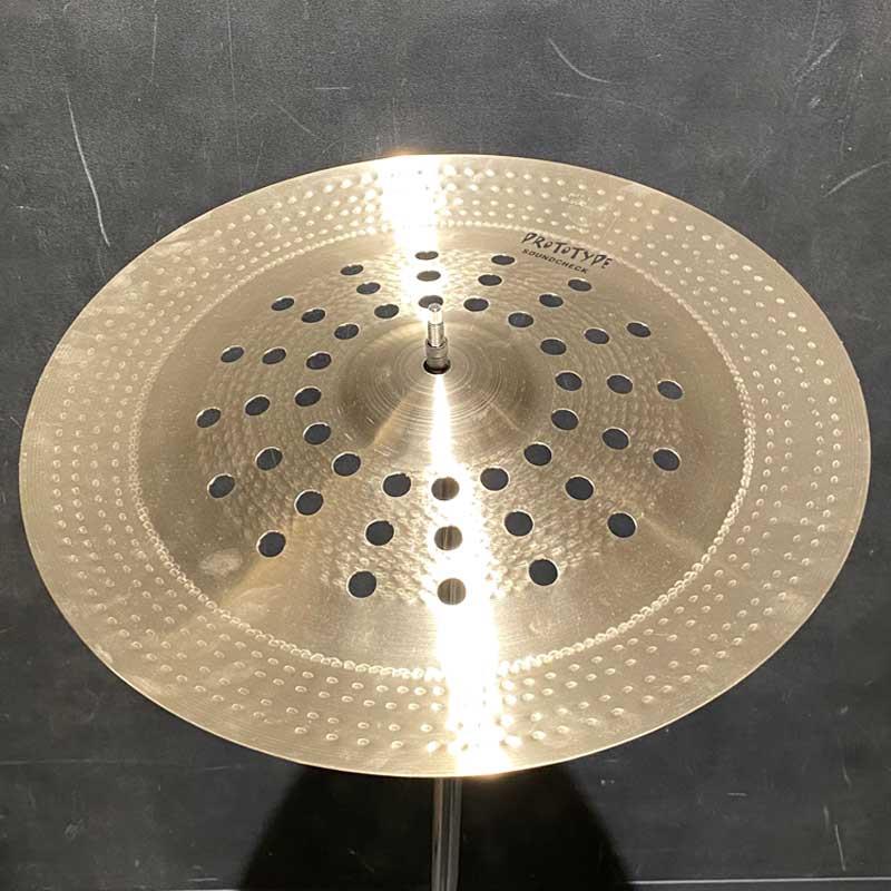 ■商品紹介※こちら店頭にて試奏を解禁しております個体となりますため、打痕汚れや指紋汚れなどがございます。何卒ご了承下さいませ。【一枚一枚に宿る個性、AREA51が生んだHoly Chinaの新世界。】2025年、SABIANの限定保管庫「AREA51」から、Holy Chinaが日本限定で入荷。通常ラインナップにはない14''と16''のサイズ構成で、それぞれ異なる仕様が施されたプロトタイプモデルです。14''はブリリアント仕上げとナチュラル仕上げの2タイプ。ブリリアント仕上げはRawベルとビッグハンマリングによる鋭くワイルドなキャラクターが魅力。対するナチュラル仕上げはLathedベルと浅く広がるハンマリングで、抜けのよい繊細なサウンドが特長。16はすべてナチュラル仕上げで、リップ幅は2〜3インチまで多彩。やや大きめのトラディショナル・ハンマリングが施され、重厚で奥行きのある響きを実現。全モデル共通の16列3ホールが与える独特のアタック感も健在。仕様の妙が響きの個性を際立たせる、まさに一期一会のHoly China。今しか出会えない、そのサウンドをぜひ体感してください。サイズ：16インチWeight:約790gFinish:NaturalLip:2Bell:LathedHole:16列3ホールHammering:やや大きめのハンマリング（トラディショナル）検索キーワード：イケベカテゴリ_ドラム_シンバル_チャイナシンバル_SABIAN_AA_新品 SW_SABIAN_新品 JAN:0622537090400 登録日:2025/11/06 シンバル セイビアン