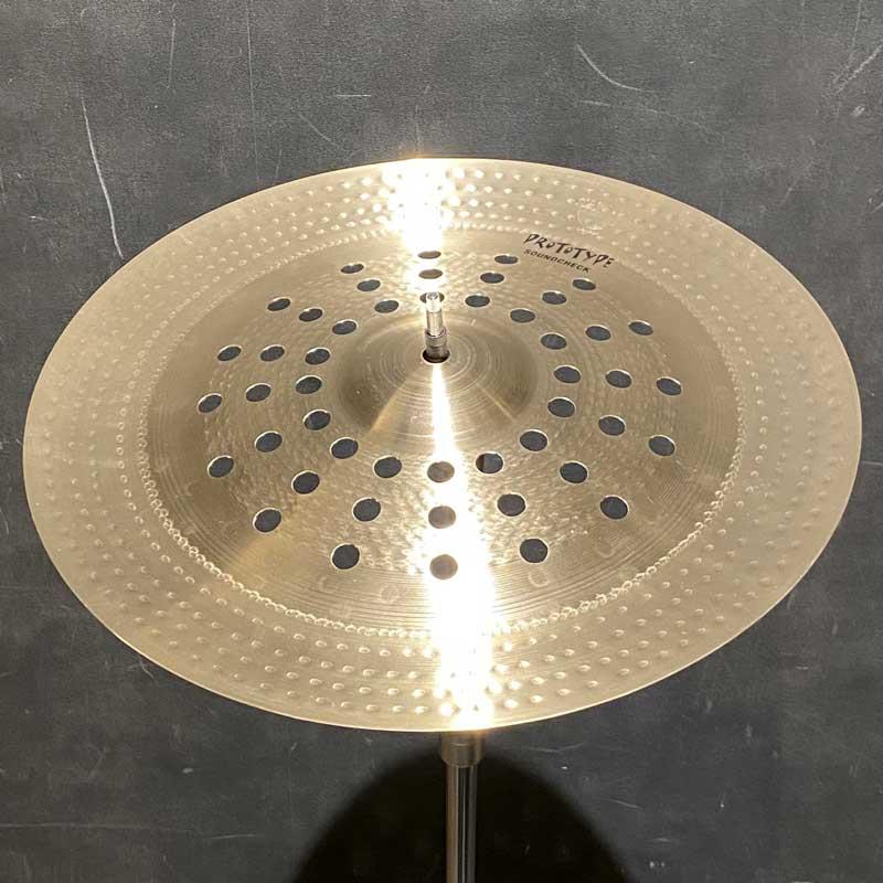 ■商品紹介※こちら店頭にて試奏を解禁しております個体となりますため、打痕汚れや指紋汚れなどがございます。何卒ご了承下さいませ。【一枚一枚に宿る個性、AREA51が生んだHoly Chinaの新世界。】2025年、SABIANの限定保管庫「AREA51」から、Holy Chinaが日本限定で入荷。通常ラインナップにはない14''と16''のサイズ構成で、それぞれ異なる仕様が施されたプロトタイプモデルです。14''はブリリアント仕上げとナチュラル仕上げの2タイプ。ブリリアント仕上げはRawベルとビッグハンマリングによる鋭くワイルドなキャラクターが魅力。対するナチュラル仕上げはLathedベルと浅く広がるハンマリングで、抜けのよい繊細なサウンドが特長。16はすべてナチュラル仕上げで、リップ幅は2〜3インチまで多彩。やや大きめのトラディショナル・ハンマリングが施され、重厚で奥行きのある響きを実現。全モデル共通の16列3ホールが与える独特のアタック感も健在。仕様の妙が響きの個性を際立たせる、まさに一期一会のHoly China。今しか出会えない、そのサウンドをぜひ体感してください。サイズ：16インチWeight:約772gFinish:NaturalLip:2.25Bell:LathedHole:16列3ホールHammering:やや大きめのハンマリング（トラディショナル）検索キーワード：イケベカテゴリ_ドラム_シンバル_チャイナシンバル_SABIAN_AA_新品 SW_SABIAN_新品 JAN:0622537090400 登録日:2025/11/06 シンバル セイビアン