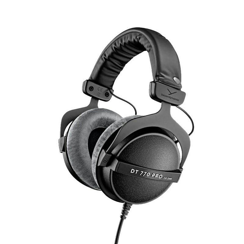 ■商品紹介★コントロールおよびモニタリング用リファレンス・ヘッドホン ー 32， 80 & 250 Ω (密閉型)・スタジオやモバイル機器でのプロフェッショナルなサウンドを実現するサーキュラーヘッドフォン・革新的なバスレフシステム・交換可能なソフトなイヤーパッドによる高い装着感・丈夫で調節可能なソフトパッド付きヘッドバンド構造による快適な装着感・ドイツ製ザ・スタジオ レジェンドこれまで数十年にわたり、世界中のプロフェッショナル・ユーザーに信頼され続けてきたクラシック・シリーズ。DT 770/880/990 PRO。これらのスタジオ用ヘッドホンは、3つのモデルで構成され、非常にきめ細かい解像度と透明感のあるサウンドが特徴です。DT 770 PROヘッドフォンは、このシリーズのクローズドバックモデルで、最大限の柔軟性と信頼性の高い詳細なサウンドを提供します。サウンドボリュームBeyerdynamic DT 770 PROヘッドフォンは、音楽プロデューサー、サウンドエンジニア、放送局の間で確固たる人気を確立しており、世界中のスタジオで使用されています。全周波数帯域を驚くほど正確に再現し、低周波もパンチのあるディテールで再現します。最高級のインパルスレスポンスこのヘッドフォンは、重要な音楽やサウンドモニタリングのために設計されており、卓越したアイソレーションと最高級のインパルス応答で完璧なニュートラルリスニング環境を提供します。高音域は、分析的で差別化されたサウンドに変換されます。超低音も鮮明に再生されます。抜群の快適性頑丈なスプリングスチールヘッドバンドは、装着時の安全性を確保します。ソフトなイヤーカップは、長時間の装着でも快適です。片出しのケーブルは、ケーブルが絡まることなく、頻繁にヘッドホンを着脱することができます。MADE IN GERMANYDT 770 PROヘッドフォンは、今も昔もドイツで手作業で作られています。使用されているすべての部品が必要に応じて交換可能であるため、私たちは製品の耐久性に特に自信を持っています。■製品仕様・伝送方式：有線・重量ヘッドホン（ケーブルなし）：270 g・ヘッドホン周波数特性：5 - 35.000 Hz・公称音圧レベル：96 dB・耳への音響カップリング：サーキュメラル（耳の周り）■付属品・3 mストレートケーブルと5 mコイル状ケーブル・DRAWSTRING BAG検索キーワード：イケベカテゴリ_レコーディング_ヘッドフォン・イヤフォン_ヘッドフォン_beyerdynamic_新品 SW_beyerdynamic_新品 JAN:4589702693056 登録日:2023/03/16 ヘッドフォン ヘッドホン モニターヘッドホン モニターヘッドフォン
