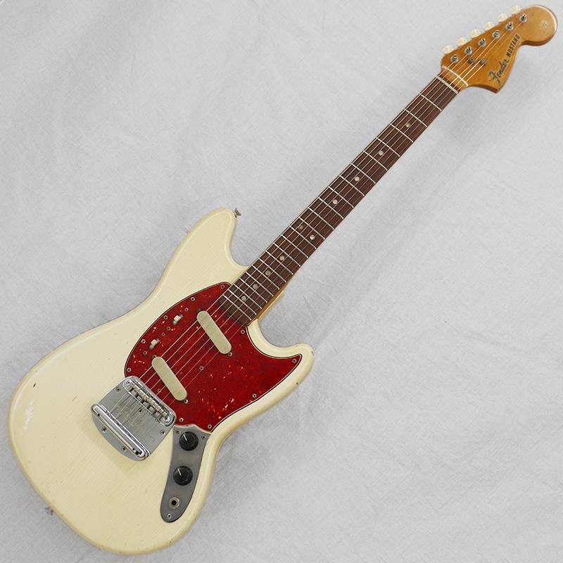■商品紹介1964年に登場し、現在もたいへん人気のある『Mustang（ムスタング）』。スチューデントモデルとしての立ち位置ながらもレギュラーモデルにも劣らぬウッドマテリアルやパーツによって、手軽にフェンダートーンを楽しめるギターとして人気を博しました。今回入荷は1966年頃の出荷品。フェンダーおなじみのホワイトカラー／べっ甲柄ピックガードという人気仕様ですね。【ボディ】全体重量は約3.45kg。モデル発足初期からのオリジナルカラーであるホワイトカラーは、他のレギュラーモデルのホワイトと同様に鮮やかなべっ甲柄ピックガードが採用され、素敵なルックスです。ボデイにはまんべんなく年式相応のウェザーチェック、エルボー付近を中心に塗装剥げ、打痕、金属パーツの若干のくすみ等はみられ、ヴィンテージ楽器らしい雰囲気の良いコンディションです。アームバーは欠品しております。【ネック】ネック材はメイプル。フィンガーボード材はローズウッド。ストラトなどよりも短い、24インチスケールが採用されています。ブランドロゴは多少のかすれはみられますが、しっかりと残っております。全体的にウェザーチェック、ネック裏の使用による塗装剥げ、金属パーツのくすみがみられ、ボディ同様ヴィンテージ楽器らしい雰囲気があります。チューナーは巻き具合の固さにバラつきはみられますが、しっかりと機能します。ナットは交換済み、フレットは低めですが極端な減りはなくプレイアビリティは良好です。ヘッド厚15.4mm。ナット幅40.5mm。程よい厚みのある比較的しっかりとしたネックシェイプが特徴です。3〜4弦用ストリングが追加されています。【電装系】ムスタングおなじみのコントロールは【マスターボリューム／マスタートーン／各ピックアップセレクタースイッチ】。ピックアップセレクターのスイッチング次第でインフェイズ／アウトオブフェイズのミックスサウンドを作ることができるおなじみのコントロール。ピックアップはグレーボビンを1基搭載。ピックアップを含めコントロール系のパーツは当時のコンディションをキープしております。小ぶりなスケールならではの柔らかいテンション感と相まって、歯切れよく軽快なアタックと、どこか甘さを含んだミッドレンジが印象的。フロントでは丸みのあるウォームなトーン、リアではブライトでエッジの立ったサウンドが得られ、両者をインフェイズでミックスすればハリのあるカッティングに最適なきらびやかさを、アウトオブフェイズでは中域が削がれた独特のスリムでファンキーな質感を生み出します。クリーンはもちろん、軽くドライブさせた際の心地よい質感も魅力です。付属品：Fenderシルバーハードケース■仕様詳細Weight：3.45kgNeck Material／Scale Length：Maple 1 piece／609.0mm（24inch）Fingerboard／Fret Marker／Radius：Rosewood round laminate／Pearoid dot，22 Fret／184.15mm（7.25inch）Nut Width／Fret Size（width）：40.5mm（replaced）／2.1mmNeck Thickness（1F／7F／12F）：21.4mm／22.8mm／23.4mmCapacitor：Dilectron CircleD 50VPickup（Neck／Bridge）：Fender Mustang Gray Bobbin Singlecoil（5.8kΩ／5.8kΩ）※ピックアップの直流抵抗値はコントロール部を通しての計測となります-------Heartman Vintage Guitarsは池部楽器店のヴィンテージ・ギター＆ベースの専門店です-------検索キーワード：イケベカテゴリ_エレキギター_MGタイプ_Fender USA_Other_ユーズド SW_Fender USA_ユーズド JAN:2500010835886 登録日:2026/05/25 エレキギター フェンダー ふぇんだー フェンダーUSA