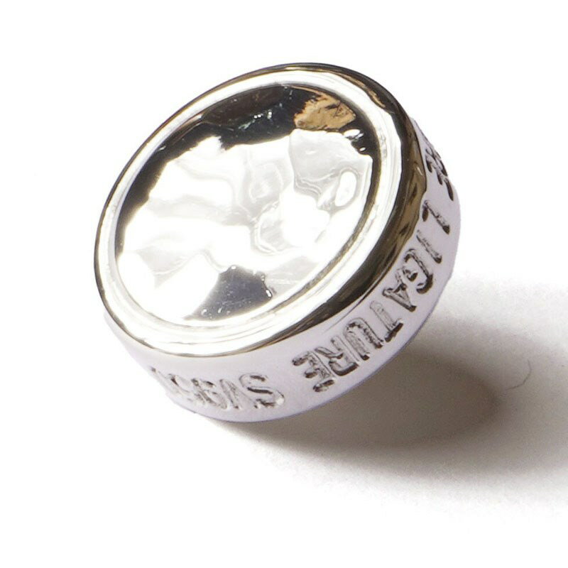 ■商品紹介Gottsu Signature Ligature は、従来のリガチャーとは一線を画す革新的なシステムを採用しています。リードとベースの間にプレートが入るという従来の常識を覆し、より一層豊かな響きと吹奏感を実現しました。さらに、ベース部のサイズも極力抑えられました。SV950 Screw は、この Gottsu Signature Ligature 専用のスクリューです。SV950 という高品質の素材を使用し、仕上げに鍛造加工した美しい槌目模様が特徴で、音色の向上を実現しています。SV950 Screw は、高品質の素材を使用することで、以下のようなメリットがあります。〜音色の向上〜SV950 Screw は、従来のスクリューよりも音の伝導率が向上しているため、より豊かで深みのある音色を実現できます。〜耐久性の向上〜SV950 は、硬度が高く耐食性に優れた素材です。そのため、長く愛用できます。〜取り付けやすさ〜SV950 Screw は、従来のスクリューよりも取り付けやすくなりました。ドライバーを使わなくても、手で簡単に取り付けることができます。■仕様詳細#10 : バリトンにお勧め検索キーワード：イケベカテゴリ_管楽器・吹奏楽器_サックス用アクセサリ_リガチャー・キャップ_Gottsu_新品 SW_Gottsu_新品 JAN:2500260021961 登録日:2024/01/09 リガチャー ゴッツ