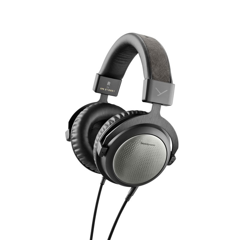 ■商品紹介★ハイエンドテスラヘッドフォン（第3世代） 密閉型・家庭で洗練された音楽を楽しむための密閉型ハイエンドヘッドホン・傾けたテスラドライバーにより、クリアで自然な音質を実現・超高純度OCC7N銅を使用し、ファブリックで覆われた両面着脱式の接続ケーブル・プロテインコーティングされたレザーレットとメモリーフォームからなる高品質で交換可能なイヤーパッド・ドイツ製ハンドメイドT5 ハイエンドテスラヘッドフォン私たちbeyerdynamicは、何をするにしても、より良いものを作ることに集中し、最高水準のものだけが私たちの完璧への努力を鼓舞し続けます。新しいT5は、beyerdynamicのフラッグシップモデルにおける新たなマイルストーンとなるものです。3代目となる新T5は、サウンドとデザインの両面で再び水準を引き上げました。ドイツ・ハイルブロンでハンドメイドされたT5は、見た目も感触もサウンドも完璧なものに一歩近づいています。ハイプレシジョンサウンドベイヤーダイナミックのT5ヘッドフォンは、その妥協のないクリアな音質で有名です。私たちの音響エンジニアは、その音質をさらに向上させることに成功しました。第3世代のT5は、中高音域をより良く、より自然に再現することに成功しました。第3世代のT5は、中高音域をより自然に再現し、よりリアルなサウンドを実現しました。TESLAテクノロジーT5のドライバーには、当社の伝説的なテスラ・テクノロジーが採用されています。テスラドライバーは、ドイツ本社で開発、製造され、個別に測定された後、ヘッドフォンの両側が最高のペアリングとなるようにマッチングされます。その結果、極めて高い精度とリアルなサウンドを実現しました。洗練されたデザインT5は、オープンバック型のT1のデザインを踏襲し、洗練された表面構造を持つハウジングを採用しています。T5は、外部からのノイズを最適に打ち消すために開口部を設けず、独自のビジュアルを表現しています。パーフェクト空間性T5は、クローズドバック設計により、よりノイズの多い環境におすすめです。外部からの周囲のノイズを低減すると同時に、音を外に漏らすことはありません。T5のドライバーは、可能な限り空間的な音響特性を実現するために設計されています。T5の代わりに、オープンバックデザインのT1も用意されています。伝送方式：有線イヤーパッド素材：プロテインレザーカバー、メモリーフォームフィリング公称インピーダンスヘッドフォン：32オーム重量 ヘッドホン（ケーブルなし）：360 gヘッドホン周波数特性：5 - 50，000 Hz公称音圧レベル：100 dB (1mW)耳への音響カップリング：サーキュミューラル（耳の周り）■付属品・HARDCASE・1.40ストレートケーブル（両面）、OCC7N銅、織物編組・3.5mmジャックプラグ、6.35mmジャックアダプター付き検索キーワード：イケベカテゴリ_レコーディング_ヘッドフォン・イヤフォン_ヘッドフォン_beyerdynamic_新品 SW_beyerdynamic_新品 JAN:4589702693698 登録日:2023/03/16 ヘッドフォン ヘッドホン モニターヘッドホン モニターヘッドフォン