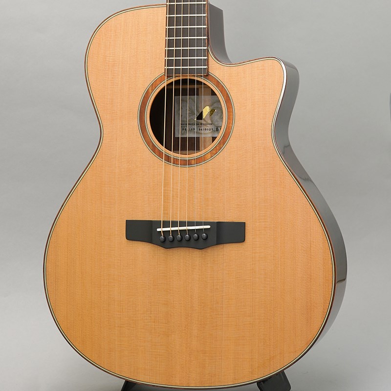 ■商品紹介MORRIS HAND MADE PREMIUMSシリーズの進化系SE-102国産メーカーとして長い歴史を持ち、レジェンドミュージシャンからアマチュアまで広くファンの多いモーリス。丁寧な製作ながら驚異的なコストパフォーマンスを誇り、フォークスタイルからフィンガースタイルまで網羅する広いラインナップを展開しております。1970年代のフォークブームを席巻した国産老舗ブランドのモーリスですが、2000年代に「フィンガースタイルギター」という新たなムーブメントに最適なギターを開発・発表し、そのスタイルを国内に広め、認知させる一役を担ったのもまたモーリスでした。2001年にフィンガースタイルの専用機として発表され、スタイルに特化した演奏性の高さと抜群のサウンドによって人気を博したSシリーズは、その後幾度も改良が重ねられ、入門者からベテランまでに幅広く愛される「フィンガースタイルギターの銘器」として、20年以上経った現代でも活躍し続けているギターシリーズとなります。本器「SE-102」は、Sシリーズの進化系として新たに登場したSEシリーズとなります。グランドオーディトリアム/スタンダードラウンドボディに、ソリッドアメリカンシダートップ、ソリッドインディアンローズウッドサイドバック、マホガニーネック、エボニー指板、リッチライトブリッジという材料構成となっております。通常のSシリーズと同様のグランドオーディトリアムボディですが、少し薄めの厚みとブレーシング構造を変える事によって低域のふくらみと倍音感を抑制し、Sシリーズが持つ豊かな鳴りワイドレンジな特性はそのままに、より軽やかでバランスが良くピッキングコントロールの行いやすいサウンドになっている事が特徴です。特にこちらの102はシダートップが採用されておりますので、柔らかく軽快なトーンで、軽やかなタッチで演奏される方に最適なサウンドのギターかと思います。ドロップチューニングでも抜群に安定したピッチをもたらすロングスケールとゴトー製のペグチューナー、細かい運指でも指が詰まりにくく演奏性の高い44mm幅ナットと極薄ネックシェイプ...等々、フィンガースタイルギタリストが求める細やかな要求にしっかりと応えるスペックが随所に散りばめられており、頼もしい相棒となってくれることでしょう。オール国産・オールハンドメイド・オール単板仕様で20万円台という、大変素晴らしいコストパフォーマンスを実現している点も魅力的です。ファインガースタイル初心者の方の「ステップアップの1本」としても大変おススメできます！！進化し続けるフィンガースタイル専用機Sシリーズの実力を、是非その手でお確かめください！！■仕様詳細-SPEC-Body Style : Grand Auditorium / Standard Round Back / Venetian CutawayTop: Solid American CedarBack: Solid Indian RosewoodSide: Solid Indian RosewoodTop Bracing: Forward Shifted X BracingBack Bracing: Ladder BracingNeck: MahoganyFingerboard: EbonyBridge: RichliteNut Width: 44mmScale: 652mmHead Inlay: NonePosition Mark: 12FHead Tuner: GOTOH/SG381-B01 GGNut Material: BoneSaddle Material: BoneBridge Pins: Graph Tech/TUSQFinish: GlossColor: NATCase: MHB-2 Hard Case検索キーワード：イケベカテゴリ_アコースティック・エレアコギター_アコースティックギター_MORRIS_新品 SW_MORRIS_新品 JAN:4949748116276 登録日:2023/11/24 アコースティックギター アコギ モーリス