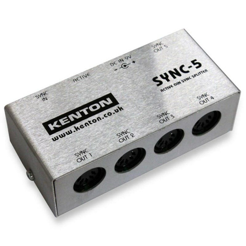 ■商品紹介「DIN SYNC (SYNC24)」信号を5系統に分配するスプリッターボックスKENTON SYNC-5 (シンク ファイブ)はMIDI登場以前のテンポ同期規格である「DIN SYNC (SYNC24)」信号を5系統に分配するスプリッターボックスです。長い年月を経た今でも色あせる事の無いビンテージ・リズムマシンやベースライン、シーケンサーを複数台テンポ同期し、同時に演奏することが可能になります。 本体は美しいヘアライン仕上げの頑丈なアルミ筐体を採用。電源はACアダプターを使用するので面倒な電池切れの心配が無く、安定した動作を約束します。電源を入れると本体背面のActive LEDが点灯、SYNC信号を受けるとLEDが点滅します。※SYNC-5はDIN SYNC (SYNC24)用のスプリッターです。MIDI信号を複数に分割する場合は同社のTHRU-5をご使用下さい。※SYNC-5はRoland製品(4分音符あたり24クロック)での使用を想定して設計されています。KORG製品(4分音符あたり48クロック)でも使用できますが、これらの異なる分解能をコンバートする機能は搭載していません。※DIN SYNC機器の接続には一般的なMIDIケーブルが使用できます。DIN SYNCは5つあるケーブルのピン全てを使用するため、ケーブル内でピンが結線されていない一部の廉価なMIDIケーブルを使用した場合は正常に動作しない事があります。製品の仕様接続端子DIN SYNC IN x 1 DIN SYND OUTx 5 DC IN9V 外形寸法 / 重量外形寸法100 × 46 × 32 mm(ノブ、ゴム足、突起含) 重量110g (AC アダプター含まず) 検索キーワード：イケベカテゴリ_DTM_MIDI関連機器_MIDIインターフェイス・その他機器_KENTON_新品 SW_KENTON_新品 登録日:2014/11/19 MIDIコントローラー ケントン