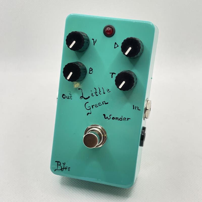 ■商品紹介BJFE Little Green Wonderは高いヘッドルームと、ローミッドが強調されたオーバードライブです。スタックアンプが奏でるオーバードライブのサウンドを目指して設計されたオーバードライブで、ペダルセッティングのどこにおいてもその力を十分に発揮します。TSスタイルをベースとした滑らかでシンプルなオーバードライブから、ザクザクと刻めるような歪みもカバーします。L：全体の音量を調整します。D：ローゲインオーバードライブから強い歪みとエッジを持つサウンドまで、歪みを調整します。B：ミッドレンジを中心に低域〜高域の出方を調整します。T：高域の出方を調整します。Little Green Wonderは6F22 9Vバッテリー、またはスタンダードな2.1mmバレルタイプのセンターマイナスDC9Vアダプターで動作します。Z in at 1kHz: app. 500KPout 1kHz in 50k: app. 0uW70 RMSMax load: app. 10KMax output: 3V peakMax current consumption: 5mA5 at 10VUpper freq. -3dB: app. 10KHzMax gain at 1KHz: app. 58 dBMax input signal: 3V peakSupply Voltage range: 7V5-18V■仕様詳細コンディション：使用に問題なし要了承箇所：委託中古品付属品：箱保証：委託中古品につき中古保証なし検索キーワード：イケベカテゴリ_エフェクター_ギター用エフェクター_歪み系_オーバードライブ_BJFE_ユーズド SW_BJFE_ユーズド JAN:2500070034205 登録日:2026/06/08 エフェクター コンパクトエフェクター ストンプボックス