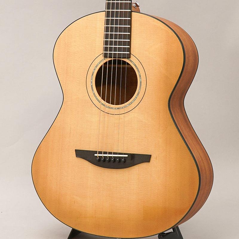 ■商品紹介K.Yairi LAPIS tanzaniteK.Yairi創業90周年を記念して製作された「LAPIS」シリーズより、深みのある青紫が印象的なTanzanite（タンザナイト）が入荷しました。宝石タンザナイトをモチーフにした気品あるカラーは、ステージでもひときわ存在感を放ち、持つ人の個性を鮮やかに映し出します。LAPISシリーズは、ギターを弾く楽しさという原点に立ち返り、若手職人の感性を取り入れて誕生したモデル。抱えやすいオリジナルシェイプとコンパクトで軽量なボディ設計により、これからギターを始める方でも無理なく演奏を楽しめます。長時間の練習や自宅でのリラックスタイムにも最適な取り回しの良さが魅力です。トップにはソリッド・スプルースを採用し、クリアで伸びのある高域と素直なレスポンスを実現。バック＆サイドのマホガニーが温かみのある中低域を支え、小ぶりなボディながらバランスの取れた豊かな鳴りを生み出します。ネックもマホガニー、指板とブリッジには耐久性に優れたエボニーを使用し、安定したチューニングと確かな演奏性を確保しています。スケール635mm、ナット幅42mmという日本人の手に馴染みやすい設計は、コードワークからアルペジオまで幅広いプレイスタイルに対応。初めての1本としてはもちろん、サブギターや気軽に持ち出せる1本としても活躍します。さらに、ARTEC A1（コンタクトタイプ／パッシブ）ピックアップを標準搭載。アンプやPAへ接続すれば、ライブやセッションでも即戦力として使用可能です。生鳴りのニュアンスを活かしつつ、扱いやすいシンプルなシステムでステージ環境にも柔軟に対応します。国産ならではの丁寧な造りと安心感、そして90周年モデルならではの特別な存在感を兼ね備えたLAPIS Tanzanite。弾くたびに感性が磨かれていくような、彩り豊かな音楽時間をもたらしてくれる一本です。■仕様詳細top:solid spruceback & sides:mahoganyneck:mahoganyfingerboard:ebonybridge:ebonyscale:635mmnut width:42mmpickup system:ARTEC A1検索キーワード：イケベカテゴリ_アコースティック・エレアコギター_アコースティックギター_K.Yairi_新品 SW_K.Yairi_新品 JAN:4580393205542 登録日:2026/02/25 アコースティックギター アコギ ヤイリ Kヤイリ ヤイリギター