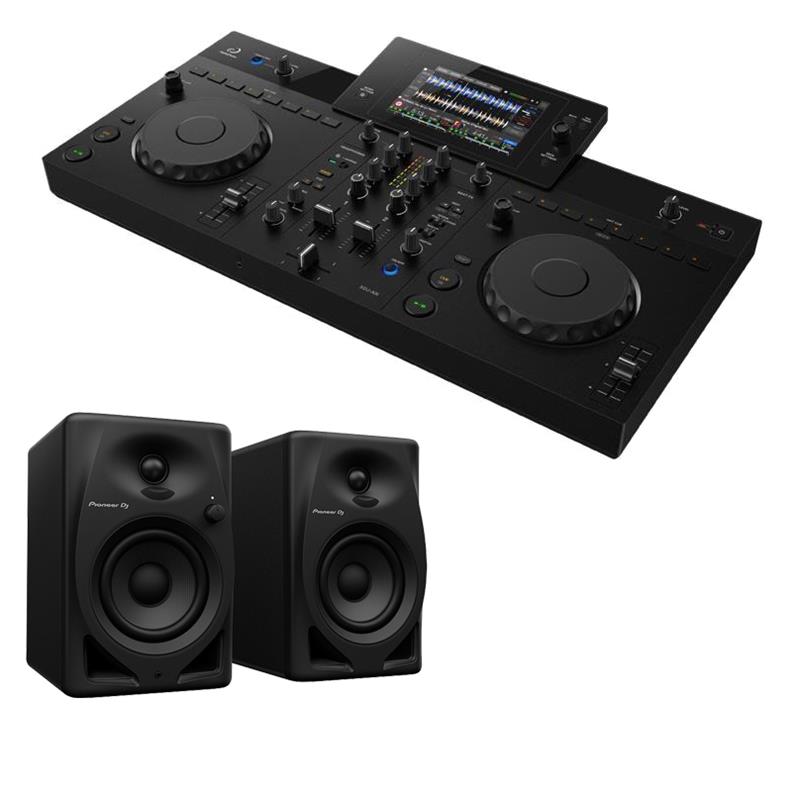 ■商品紹介★USBメモリースティック、スマホなどのモバイルデバイス、PC/MacのDJアプリケーションの他、音楽ストリーミングサービス楽曲に対応したAlphaThetaのオールインワンDJシステムXDJ-ANと自宅での使用に最適なサイズとスペックのアンプ内蔵DJ向けモニタースピーカーを組み合わせたセット！★■XDJ-AN + DM-40Dスピーカー SET 内容その1　オールインワンDJシステム AlphaTheta XDJ-ANその2　アンプ内蔵スピーカー Pioneer DJ DM-40D（接続ケーブル同梱）自宅でのUSBメモリースティックを使用したDJ練習に最適な「AlphaTheta XDJ-AN」と、コンパクトかつ高性能なDJ初心者向けオーバーイヤー型DJヘッドホン「Pioneer DJ HDJ-CUE1」を組み合わせた、快適なDJプレイを実現するセットです。さらにこちらのセットには小型パワードスピーカー「Pioneer DJ DM-40D」が付属しますので、すぐに音出し練習を始めたい方にはおすすめの内容です！★さらに今ならXDJ-ANをお求めの方にAlphaThetaロゴ入りType C/A USBメモリースティック（USB3.0対応 128GB）をプレゼント！台数限定のキャンペーンとなりますためこの機会をお見逃しなく！★---【XDJ-ANの主な特徴】■音楽ストリーミングサービスに直接アクセスし、DJプレイから次の楽曲発見までをサポート音楽ストリーミングサービスの楽曲に機器から直接アクセスし、そのままDJプレイできるStreamingDirectPlayに対応しています。Apple Music、Beatport Streaming、Spotify※1 などで見つけた楽曲を即座にDJプレイに活用できます。※1 Spotifyは今後対応予定です。また、Info Search機能により、再生中の楽曲のアーティスト名やアルバム情報から関連楽曲をタッチ操作で検索でき、膨大なカタログからスムーズな楽曲探索をサポートします。さらに、rekordbox CloudDirectPlayにも対応。DropboxやGoogle Driveなどのクラウド上に保存されたrekordboxライブラリに直接アクセスし、本体上で自分のライブラリの楽曲やプレイリストを呼び出して、すぐにDJプレイを行えます。■本体で完結するクラウド上のプレイリスト編集と楽曲管理これまでPC/Macで行っていたプレイリストの作成・編集作業を、本体のみで行えるようになり、よりシームレスな準備とプレイが可能になりました。クラウド上のプレイリストの新規作成や楽曲の追加、並び替え、削除、名前変更、複数曲の一括選択に対応し、柔軟にプレイリストを管理できます。また、Cloud Library Sync※2 により、本体上で変更したHot Cueやプレイリストの編集内容も自動でクラウドに同期されるため、常に最新の状態でライブラリを管理できます。※2 Cloud Library Syncをご利用になるには、rekordboxのサブスクリプションプランへの加入が必要です。クラウドと連携したプレイリストバンク機能により、登録したプレイリストをクラウド上に保持できるようになりました。電源を入れ直しても前回の状態をそのまま呼び出せるため、すぐにDJプレイを再開できます。■オールインワンDJシステム初モバイルアプリに対応し、演奏の選択肢を拡張XDJ-ANは、オールインワンDJシステムとしてrekordbox for iOSやdjay for iOSといったDJアプリでの演奏を実現しました。手持ちのスマートフォンで手軽にDJプレイを始められるほか、Wi-Fi環境が整っていない現場でも、あらかじめ楽曲を保存したモバイルデバイスを使用してプレイできます。また、DJ向けライブ配信・録音アプリDJM-RECにも対応し、SNSなどを通じて自身のプレイを発信できます。■クラブスタンダードに通じる操作レイアウトとメディア対応で、スムーズなステップアップを実現プロフェッショナルの現場で使用されているCDJシリーズやDJMシリーズに通じる基本操作レイアウトを採用しました。シンプルで直感的に操作できる設計でありながら、DJに必要な機能をしっかり備えており、初めてのユーザーでも扱いやすく、DDJシリーズユーザーもスムーズに次のステージへ移行できます。さらに、PC/MacとUSBケーブルで接続することで、rekordbox for Mac/WindowsやSerato DJ Lite、djay ProなどのDJソフトウェアを使用したプレイが可能です。USBメモリでのプレイにも対応しており、クラブスタンダード機器との高い親和性を備えています。■高音質設計と多様なオーディオセットアップに対応AlphaTheta社が長年培ってきた高音質設計を踏襲し、音量や使用環境に左右されることなくクリアかつ迫力のあるサウンドを提供します。プロフェッショナル音響機器と接続可能なXLR外部出力端子、手持ちのオーディオ機器と接続できるRCA出力端子に加え、Bluetoothオーディオ入出力にも対応しており、多様なオーディオセットアップで使用できます。【入力 / 出力】◎入力：MIC × 1 (1/4″TRS jack)◎出力：MASTER × 2 (XLR × 1， RCA × 1)、PHONES × 1 (3.5 mm stereo mini jack)◎USB：USB Type-C × 1 (Storage)、USB Type-C × 1 (PC/Mac/Mobile device)、USB Type-C × 1 (Power supply)◎無線LAN：対応規格IEEE 802.11 a/b/g/n/ac、使用周波数帯域2.4 GHz / 5 GHz 帯◎Bluetooth（入力）：無線方式Bluetooth Classic、対応コーデックClassic Audio (SBC， AAC)◎SonicLink（出力）：使用周波数帯域2.4 GHz 帯【対応ソフトウェア】◎DJパフォーマンス・rekordbox for Mac/Windows（Hardware Unlock ? 無償）・rekordbox for iOS（USBケーブル接続時のDJプレイはiOS版のみ対応)(無償）・djay Pro for Mac and Windows（有償）・djay for iOS（有償）・Serato DJ Lite（無償）・Serato DJ Pro（有償）◎LINK EXPORT・rekordbox for Mac/Windows（無償）・rekordbox for iOS/Android（無償）◎StreamingDirectPlay対応音楽ストリーミング：Apple Music、Beatport Streaming、（Spotifyは今後対応予定）【主な仕様】◎周波数特性：20 Hz-20 kHz (USB， MIC)◎S/N比：（定格出力時、 A-WEIGHTED）112 dB (USB)， 78 dB (MIC)◎全高調波歪率：(20 Hz 〜 20 kHz BW) 0.003 % (USB)◎電源：定格電圧 / 定格電流 DC 9 V / 3.0 A◎最大外形寸法：（W × D × H）638 × 359.2 × 89.9 mm◎本体質量：5.2 kg◎梱包サイズ：712x194x445mm / 8.1kg◎付属品：電源コード、ACアダプター、保証書（一部の地域）、クイックスタートガイド、使用上のご注意※ソフトウェアの最新動作環境はメーカーサイトもしくはメーカーサポートにてご確認の上、お求め下さい。---【DM-40Dの主な特徴】DM-40Dは細部まで聞き取りやすいなめらかさやバランスと、臨場感あふれるパワフルな低域表現を両立させるパワードスピーカーです。DJだけでなくや楽曲制作をこれから始める方でも、用途や環境に応じてDJモードとPRODUCTIONモードをノブ1つの操作で切り替えて、音質を簡単に変化させることができます。◎主な機能・形式：2wayバスレフ型アクティブモニタースピーカー・トゥイーター：3/4インチ（19 mm）ソフトドーム・ウーファー：4インチグラスファイバーウーファー・付属品：電源コードオーディオ変換ケーブル ( 3.5 mm ステレオミニプラグ ー RCA )スピーカーコードボトムクッションクイックスタートガイド使用上のご注意◎主な仕様・最大外形寸法 (W x H x D)：Lch: 146 x 227 x 223 mm / 5.75 x 8.94 x 8.78Rch: 146 x 227 x 212 mm / 5.75 x 8.94 x 8.35・本体質量：Lch: 2.5 kg / 5.5 lbs.Rch: 2.2 kg / 4.9 lbs.・アンプ出力(ダイナミックパワー)：Lch: 19 W / 4 ΩRch: 19 W / 4 Ω---※店頭、または通信販売にて売却後、敏速な削除は心掛けておりますが、web上から削除をする際どうしてもタイムラグが発生してしまいます。万が一商品が売切れてしまう場合もございますので予めご了承ください。検索キーワード：イケベカテゴリ_DJ機器_オールインワンDJシステム_AlphaTheta_新品 SW_AlphaTheta_新品 JAN:4573201244123 登録日:2026/10/05 アルファシータ パイオニア パイオニアディージェー
