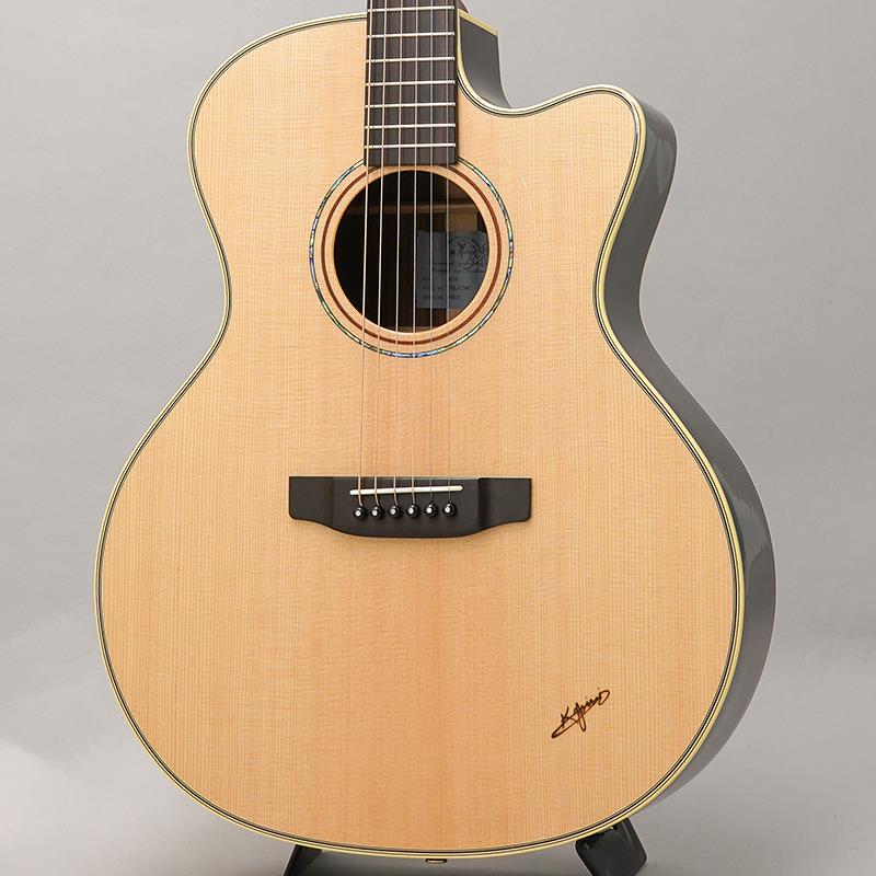 ■商品紹介「メイド・イン・ジャパンを、岐阜県可児市の工房から」をかかげ、そのクラフトマンスピリッツを30人ほどの少数精鋭の手工生産のスタイルを1970年代から守ってきた日本のブランドK.YAIRI。カスタムモデルから価格を抑えたモデルまで幅広くラインアップをておりますが、全て日本製というこだわりは、日本は勿論のこと世界でも人気があり、全世界にファンがいるブランドです。こちら「FBL120C」は、フィンガースタイルギタリストに向けてヤイリギターが提案する新モデルとなります。グランド・オーディトリアムサイズのボディを持つ「BLシェイプ」をベースに、フィンガー・スタイルに好まれる648mmのロングスケールや44mmのナット幅を採用、様々なチューニングや運指にも柔軟に対応します。ブレーシング構造ではトーンバーの質量が見直され、ソリッド・ローズウッド材のギターらしい豊かな低音とロングサスティーンはそのままに、これまで以上に深く、豊かな倍音を含む音色へと生まれ変わりました。ネックシェイプはローポジションが V、ハイポジションが薄めの U で構成される VU シェイプ。離れたフレット間の移動でもネックの厚み差を感じにくくスマートなポジション移動を実現しました。さらにマシンヘッドには、Gotoh製510シリーズを採用しておりますので、繊細なチューニングも可能となっております。老舗国産ブランドがつくるフィンガースタイルギターを是非ご体感ください！！■仕様詳細Top：Solid SpruceBack & Sides：Solid RosewoodNeck：MahoganyFingerboard：EbonyBridge：EbonyNut width：44mmScale：648mmHard Case 付属検索キーワード：イケベカテゴリ_アコースティック・エレアコギター_アコースティックギター_K.Yairi_新品 SW_K.Yairi_新品 JAN:4580393205351 登録日:2024/12/04 アコースティックギター アコギ ヤイリ Kヤイリ ヤイリギター