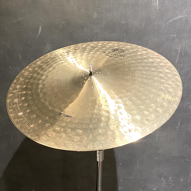 ■商品紹介限定生産 K Constantinople Light Ride 20''の登場です。- K Constantinople -1998年に登場して以降、世界中のドラマーを魅了してきたZildjianのシンバルシリーズ当初ラインナップされたライドシンバルはMediumとLightの2種類のみ。現在ではプレイヤーの細かなニーズやスタイルの変化に合わせ、多岐にわたるラインナップへと拡充されています。2006年頃に惜しむらく廃番となった Light Ride ですがこの度Zildjian社の協力のもと新しく再現。イケベ50周年記念モデルとして数量限定で販売いたします。-Zildjianによる解説-20インチ Kコンスタンティノープル・ライト・ライドは、適度な柔軟性と心地よい跳ね返りを求めるプレイヤーに最適なシンバルです。軽量設計により立ち上がりが速く、過剰な残響を抑えつつ、あたたかみのあるクラッシュサウンドを自然に響かせます。薄めのプロファイルが豊かな倍音の広がりを生み、複雑なスティックパターンでも明瞭な存在感を発揮します。低くなだらかなカップは、柔らかく空気感のある粒立ちと確かな明瞭さを両立。複雑で深みのある音色と優れたクラッシュ性能、豊かな質感を備え、あらゆるドラムキットに自然に馴染む理想的な高いシンバルです。サイズ：20インチウェイト：約1989g※店頭にて展示、試打を解禁しております為、打痕や指紋汚れ等が発生する場合がございます。予めご了承下さい。検索キーワード：イケベカテゴリ_ドラム_シンバル_ライド_Zildjian_K Constantinople_新品 SW_Zildjian_新品 JAN:0642388325728 登録日:2026/08/12 シンバル ジルジャン Kコンスタンチノープル