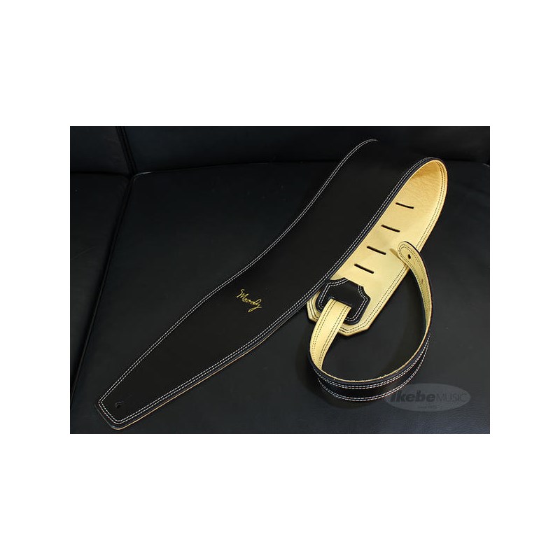 ■商品紹介大人気のムーディーストラップ!!高級感と使い易さを両立させたストラップとして大人気のムーディーストラップ！！ベストセラーのカラー・コンビネーション、ブラック/クリームの4インチサイズが入荷！ジョン・メイヤー、ジョーン・ジェット、ジョー・ボナマサ、ビリー・シーン、リッチー・コッツエン等が愛用するムーディーストラップ！！最高級の本皮を丁寧にダブルステッチで仕上げており、最初に肩に掛けたときからしっかりとした安心感があり、使用していくにつれ、段々と身体にフィットしてくる感覚は本皮ならではです！！そして使用年数で刻々と変わっていく風合いも本当にすばらしいですね！！今、プロアマを問わず大人気のストラップです！！スタンダード・サイズの2.5インチより幅のある4インチでの入荷ですので、ウエイトのあるギターをお持ちの方や、ベース・プレイヤーの方へもお勧めです！本物をお探しの方に是非！！仕様長さ/37inch〜48inch(約94cm〜約120cm)幅/4.0inch (約10.2cm)※正規代理店輸入品※天然素材を使用したハンドメイド品の為、入荷時期によって革の質感や色合い等の仕上がりが写真と異なる場合や、シワや擦り傷がレザーに見られる場合がございます。予めご了承下さい。検索キーワード：イケベカテゴリ_楽器アクセサリ_ギターストラップ_Moody_新品 SW_Moody_新品 JAN:4580227914060 登録日:2021/04/17 ストラップ ギターストラップ ムーディ