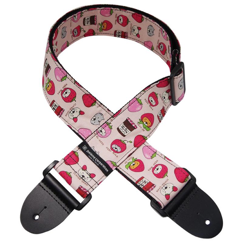 ■商品紹介DaikingStrap/Made In Japan日本製にこだわった高品位ギターストラップ、「DaikingStrap(ダイキングストラップ)」が入荷しました！楽器をなるべく傷つけない用に他のストラップではあまり見られないプラスチックパーツを使用しております。また、ストラップエンドには高い強度を持つ、高級な本革を使用してます。◆幅：約5cm◆長さ：約80cm-約142cm・自社工房で製作した日本製・YKK製プラスチックパーツ・YKK製ポリプロピレンテープ（裏地）・本革ストラップエンド・クロスには日本製生地を使用※生地を裁断して製造しているため柄は1本1本異なります。検索キーワード：イケベカテゴリ_楽器アクセサリ_ギターストラップ_Daiking Corporation_新品 SW_Daiking Corporation_新品 JAN:4571694380885 登録日:2026/01/14 ストラップ ギターストラップ ダイキング ダイキン