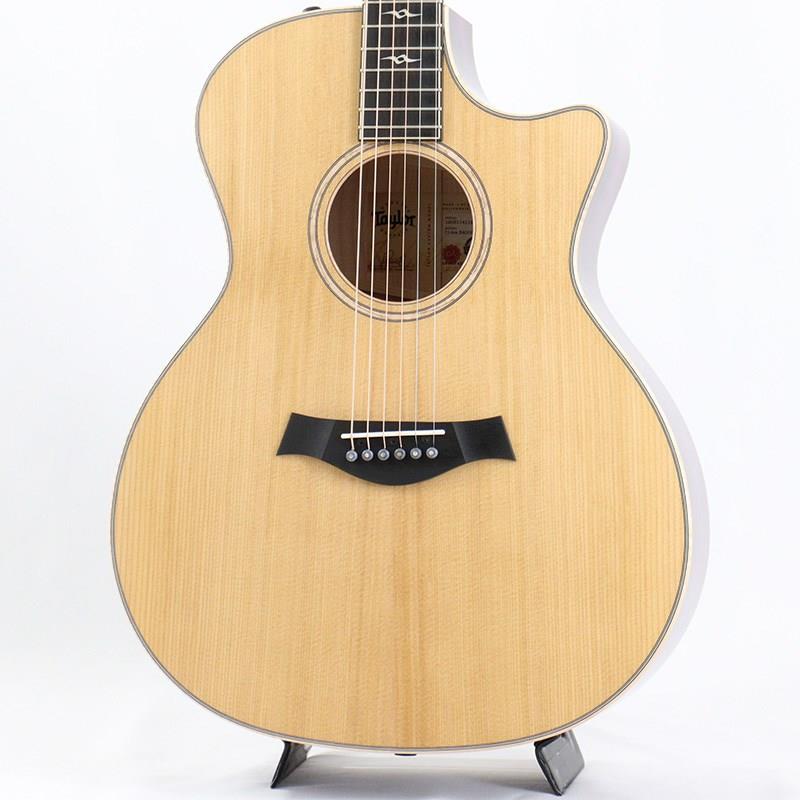 ■商品紹介テイラーの2024 NAMM Showモデルお買い得美品中古！！今や世界で多くのシェアを誇るメーカーになったTaylor。そのTaylorの最高水準のクラフトマンシップと演奏性を追求したモデルかた、ビギナー向けの価格帯まで幅広いラインナップを誇るトップブランドですこちらのモデルは2024年のAMM Showにて披露されたショーモデルです。木材にはバック＆サイドに最上級のビッグリーフメイプルとトップにシトカスプルースを採用しております。テイラーオリジナルかつ定番のグランド オーディトリウム カッタウェイ シェイプのこのモデルは、抱え易いボディーシェイプでありながらも音量感や低域からの迫力と高音域の切れの良さ等、バランスの良いサウンドが魅力です。極薄の塗装と相まってダイナミックながらクリアーで芳醇な生鳴りを持つモデルです。ブレイシングには今やテイラーのスタンダード仕様になっているVブレイシングが採用されております。サスティーン向上や澄んだサウンドだけではなくブリッジ部分の強度も十分に確保されており、剛性もしっかりと備わっています。綺麗に整音されたサウンドはストロークでも堪能できますが、特にアルペジオやソロプレイで力を更に発揮します。細かなところではナットに採用されたブラックグラファイトが特徴的ですが、他の外観的な仕様は従来モデルと同様で、指板のインレイやボディーのパーフリングの施されたアヴァロンの装飾、ボディーで肘のあたる場所に施されたアームレスト等、ウッディーで上品なルックスも良く、さすがに上位のモデルらしい風格を漂わせております。ネックはハードロックメイプルとエボニー指板で構成されており、テイラー特有のローフレットは緩やかなソフトVグリップでハイフレットは薄めのグリップでスムーズなフィンガリングが可能になっております。ピックアップシステムにはテイラー設計・製造を行っているES2システムを搭載。テイラーギターの特長が一番発揮出来る様に細かく設計されており、非常にナチュラルなサウンドの素晴らしさは数多のミュージシャンにてステージやレコーディングで立証されています。また、ヴォリューム・トレブル・ベースのシンプルなコントロールですが、トレブル・ベースがブースト又はカットが出来る構造で非常に幅広くかつ効きの良い設計です。カラーリングはレギュラーモデルにはないパープルのサンバーストカラーにサイドバックが仕上げられており、フィギュアドと相まって正にショーモデルと言う雰囲気になっております。テイラーの2024 NAMM Showモデルの新品同様美品中古！お見逃しなく！■仕様詳細Body Shape：Grand AuditoriumCutaway：VenetianTop Wood：Sitka SpruceBack / Side Wood：Big Leaf MapleRosette：Flamed Maple Single Ring， Bound Sound HoleBack Configuration：2-Piece， No WedgeBody Binding：Flamed MapleNeck Wood：Hard Rock MapleNut：Width 1-3/4Neck Profile：Standard CarveScale Length：25-1/2Backstrap：Flame MaplePeghead Type：PaddleFretboard Wood：West African Crelicam EbonyPeghead Veneer Wood：West African Crelicam EbonyFretboard Inlay：Custom Early Koa Series (GA-LTD)Fretboard Binding West African Crelicam EbonyBridge：West African Crelicam EbonyNut & Saddle Black TUSQ Nut， White Micarta SaddleElectronics：Expression System 2ハードケース付属検索キーワード：イケベカテゴリ_アコースティック・エレアコギター_エレアコギター_TAYLOR_ユーズド SW_TAYLOR_ユーズド JAN:2500020030646 登録日:2025/12/18 エレアコ テイラー テーラー