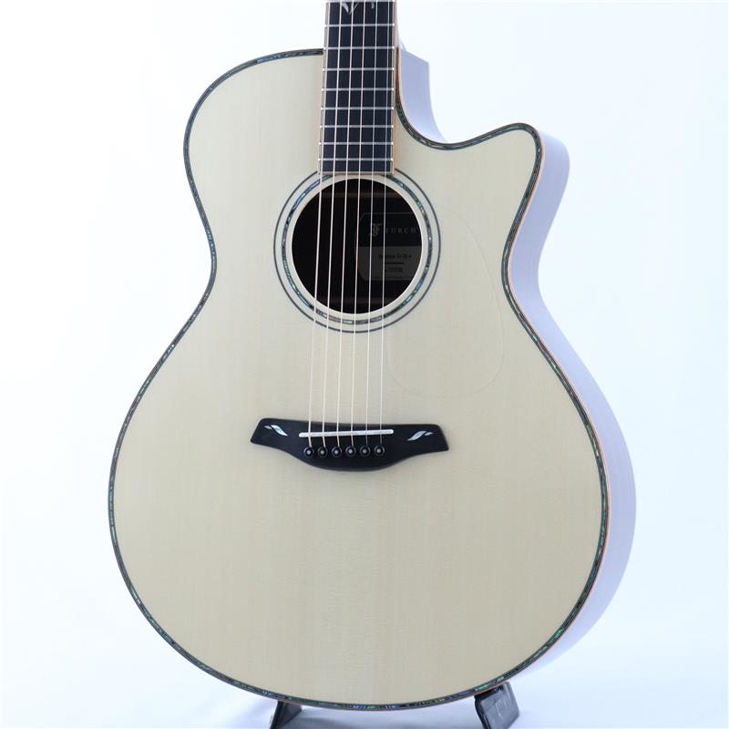 ■商品紹介MOROHA UK氏使用のレジェンド25を再現したモディファイモデル1981年、旧チェコスロバキア領でブルーグラスミュージシャンにより設立されたフォルヒギターズ！！岡崎倫典さん、中川イサトさん、岸部眞明さん、UK（MOROHA）さん等、錚々たるアーティストに使用される今話題のブランドです！本機種は、MOROHAのギタリストUK氏が使用している「Legend 25」を基本スペックに採用したオリジナルカスタムモデルとなります。ボディに使用されている材料はシグネイチャーモデルである「FG01」と同じ、イングルマンスプルーストップにインディアンローズウッドサイドバックとなっております。ルックスはコアバインディングにアバロンのパーフリング、指板インレイもご本人と同一の草花をあしらった「レジェンド25」仕様！！ご本人の「Legend 25」はサイドバック材がココボロとなりますが、こちらを完全再現いたしますと大変に高価な販売金額となってしまいます為、よりお求めやすくアレンジした1本となります。しっかりとしたローエンド、ハリ感のあるミドルレンジ、華やかな倍音感の音色で、UK氏のスタイルだけでなく幅広いフィンガースタイルにおススメのサウンドでございます。こちらのような豪華なカスタムモデルは入荷本数が大変少ないので、是非この機会にお求めくださいませ！！◆CNR System Active（Composite Neck Reinforcement System）◆こちらのモデルは、フォルヒ独自開発の「CNR System Active（Composite Neck Reinforcement System）」が搭載されています。既存のCNRネックシステムからアップデートされた革新的なネック設計です。最も特筆すべき特徴として、ネックブロックに設置された弦高調整ボルトによりネックの角度調整が可能で、サドルを削ることなく弦高調整を行うことが出来るようになりました。更に、以前のシステムよりネックの剛性と安定性が向上していることから、より長期にわたってプレイアビリティと安定性を維持することが実現しました。※このボルトを使って安全にネック角度を調整するには、専用工具及び調整技術を習得した技術者による操作が必要ですので、池部楽器店アコースティックフロアスタッフまでご相談ください。※ロゼッタ周りのリングとペグのブランドにつきましては仕様変更が有った為UK氏使用のモデルとは微妙に異なります。（ロゼッタ UK氏モデル アバロン2本⇒現行 アバロン1本/ペグUK氏モデル シャーラークローム＋エボニーボタン⇒現行 ゴトー　Nickel Patina＋エボニーボタン)■仕様詳細Top: AAA Solid Engelmann SpruceBack and Sides : Master Grade Indian RosewoodNeck: MahoganyBracing: Scalloped X BracingNut Width: 45mmFingerboard: EbonyBridge: EbonyScale Length: 650mmNut: 45mmTuner: GOTOH 510Case: Hard Case検索キーワード：イケベカテゴリ_アコースティック・エレアコギター_アコースティックギター_Furch_新品 SW_Furch_新品 JAN:2500020031568 登録日:2026/03/17 アコースティックギター アコギ ファルヒ