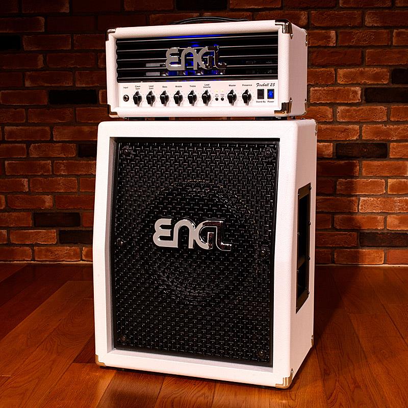 ■商品紹介【ENGL Fireball 25 KT77 IK 50th Annv. + E112VSB Pro Cabinet 50th Annv.】池部楽器店創業50周年記念 【数量限定生産品】私たち池部楽器店の創業50周年を記念して、ENGLの人気モデル「Fireball 25」をベースにした特別仕様モデルを制作しました。コンパクトな筐体に、ENGLらしい粘りのあるサステインとエッジの効いたハイゲインサウンドを凝縮した1台です。パワー管には、スムーズな中域、深みのある低域、そして明瞭かつ煌びやかな高域が特長のKT-77を採用。真っ白なカバーリングに合わせて、コントロールパネルも白で統一しました。さらに、パワースイッチのLEDとキャビネット内のチューブを照らすLEDライトには青色をセレクト。アニバーサリーモデルにふさわしい、美しい仕上がりとなっています。また、Celestion Vintage 30 12インチスピーカーを搭載したホワイトカラーの専用キャビネットもご用意。Fireball 25ヘッドとの組み合わせにより、ルックスもサウンドも妥協のない特別な1台が完成しました。●パワーソーク機能（出力ワット数切替え）によって、レコーディングやライブ使用の25W出力から自宅での使用に最適な1Wの小音量まで選べます。●リードサウンドに音抜けを加えるミッドブースト機能●リードチャンネルで起動するノイズゲート機能。●Celestion Vintage 30 12インチスピーカーを搭載したスピーカーキャビネット【 Specification 】-E633 Fireball 25 KT77 IK 50th Annv.-■Features : 2 Channels: Clean， Lead/All Tube Head/Tube buffered FX Loop/Noise Gate/Master Volume Boost (M.V.B.)/ Line Output (0 dB)■Sound Options : Mid Boost■Controls : Gain (for each Channel)/ 3-Band EQ/Lead Volume/Master/Presence/Noise Gate Threshold■Outputs : Poweramp Output (1 x 8 - 16 ， 2 x 16 ||)/Line Output (0 dB)■Footswitch : Z4 (Channels， Master Volume Boost， Mid Boost， FX Loop)■Preamp Tubes : 4 x Engl ECC83 / 12AX7■Output Tubes : 2 x Engl KT77■Output Wattage : 25 W■Dimensions : 42 x 20 x 23 cm-E112VSB Pro Cabinet 50th Annv.-■Features : Slanted Front/Closed Back/Solid Siberian Birch (14 times folded) Construction/Parallel Input and Thru for Daisy Chaining/Solid hand welded Metall Grille■Speaker : 12 Celestion Vintage 30■Power Handling : 60 W■Impedance : 8 Ohm■Dimensions : 47 x 58 x 30 cm■Weight : 21 kg※スピーカーケーブル付属検索キーワード：イケベカテゴリ_ギターアンプ・ベースアンプ_ギターアンプ_ヘッド_チューブ_ENGL_STACK SET_新品 SW_ENGL_新品 登録日:2025/07/25 ギターアンプ エングル