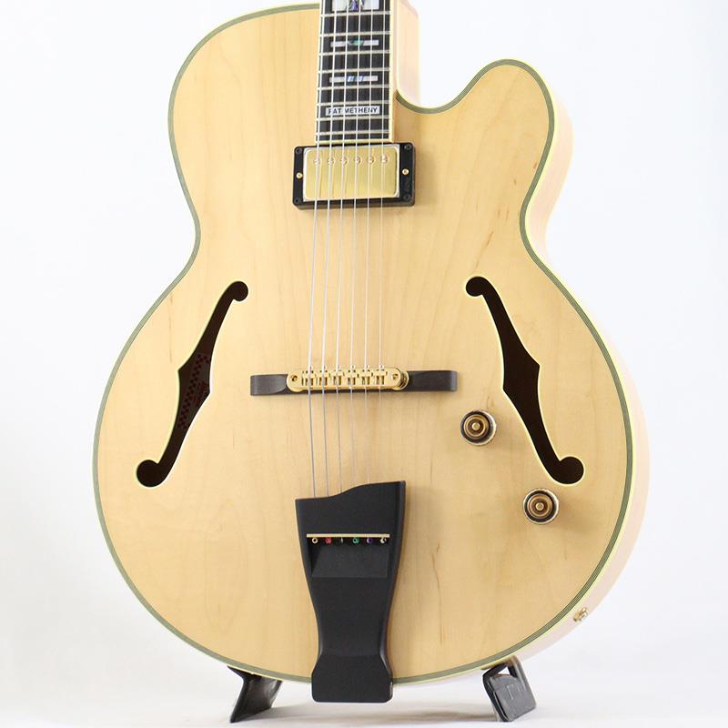 ■商品紹介Pat Metheny Signature Modelこれまで数々の音楽的功績を残し、そして昨今ますますコンテンポラリーな音楽領域に到達しつつあるパットメセニー。2012年からは、Chris Potter (sax)、Ben Williams (bass)、Antonio Sanchez (dr)と3人の天才を迎え入れての新プロジェクトUnity Bandを始動し、今後の活動への期待も高まっています。その Pat Metheny 本人が最初期より愛用してきた、4 1/4インチ厚のボディにシングルカッタウェイ仕様のプロトタイプをベースにした「PM200」が遂に登場です。シングルカッタウェイ仕様のメイプル・ボディは、サイドの位置で厚さ 4 1/4インチに設計し、パット・メセニーモデル専用シェイプのセットイン・ネック、アバロンを使用したインレイが施されたエボニー指板、ブリッジにはGotoh GE103Bを採用。フィードバック対策されたオリジナルピックアップSilent 58による透明感ある音色が特徴的です。※製品の特性上、杢目、色合いは一本一本異なります。■仕様詳細SPECneck type: PM neckAfrican Mahoganyset-in necktop/back/side: Maple top Maple backMaple sidesfretboard: Bound EbonyAcrylic & Abalone block inlayfret: Medium fretsPrestige fret edge treatmentnumber of frets: 22bridge: Gotoh(R) GE103B bridgestring space: 10.4mmtailpiece: PM tailpieceneck pickup: Silent 58 (H) neck pickupPassive/Alnicofactory tuning: 1E， 2B， 3G， 4D， 5A， 6Estring gauge: .011/.015/.022w/.030/.040/.050nut: Bone nuthardware color: GoldNECK DIMENSIONSScale: 628mm/24.7Width: 43mm at NUTWidth: 57mm at 22FThickness: 21mm at 1FThickness: 23mm at 12FRadius: 305mmRBODY DIMENSIONSLength: 20Width: 16 1/2Max Depth: 4 1/4ハードケース付属検索キーワード：イケベカテゴリ_エレキギター_フルアコ_Ibanez_新品 SW_Ibanez_新品 JAN:4515110916050 登録日:2022/05/22 エレキギター アイバニーズ イバニーズ