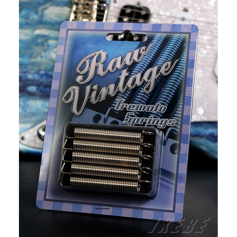 ■商品紹介ヴィンテージギターのリプレイスメントパーツは沢山ありますが、「RAW VINTAGE」程、ヴィンテージにこだわったメーカーは他に無いのではないでしょうか。その「RAW VINTAGE」からヴィンテージタイプのトレモロスプリングが登場しました。ヴィンテージのトレモロスプリングのディティールを細かく分析し、スプリングの張力、スプリングのサイズ、スプリングの質量等、ルックス＆サウンド共に、ヴィンテージスプリングを現代に蘇らせています。ヴィンテージサウンドファンに是非使って頂きたいスプリングです。〜以下、メーカーサイトより引用〜製造から数十年が経っているヴィンテージ・ギターは、パーツなどの消耗品は機能性に問題が生じてきます。これによりパーツの交換が必要になった時に多くのヴィンテージ・ユーザーの皆さんが恐れるのは、パーツを変えたせいで音色がガラリと変わってしまう事でしょう。50's 60'sのVinatge Stratocasterの太くコシのあるサウンドに置いて、Saddleと共に重要な役割を持っているあであろうパーツにTremolo Springが上げられます。現行のSpringは固く、張力の強いものが多く製造され、Vintageのそれとは異なった趣向の物へとなっています。 Raw Vintage Productsとして、Vintageのものから研究し、Springの張力をVintageと類似したものにし、5本もしくは4本で使う事を前提とし、これにより重量の変化とSpringの収縮率からのアーミングの安定と絶妙なトルク感、さらに重量が増す事による、Fat Toneを導きだしました。もちろん現行品リイシューギター等にリプレイスメント・パーツとしても使用が可能で、ヴィンテージを所有しない方も、より本物に近いその性能を堪能出来ることでしょう。検索キーワード：イケベカテゴリ_楽器アクセサリ_ギター・ベース用パーツ_ギター用ブリッジ・サドル・トレモロパーツ_Raw Vintage_新品 SW_Raw Vintage_新品 JAN:4582322853039 登録日:2009/09/29 ギターパーツ パーツ
