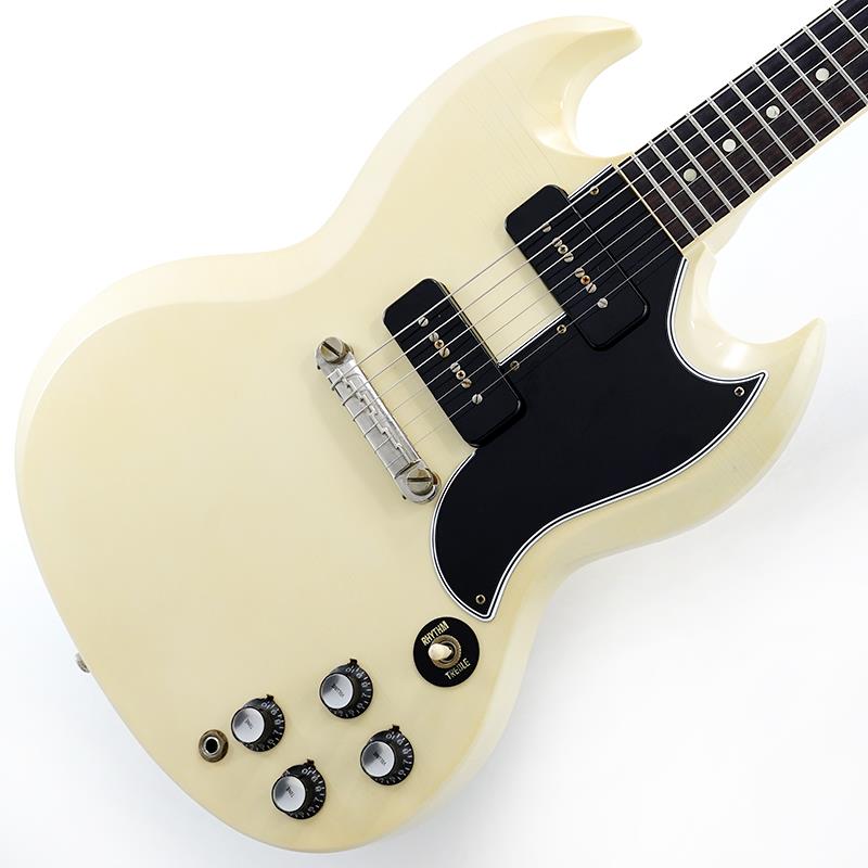 ■商品紹介イケベオーダーのMurphy Lab 1963 SG Special Reissueが入荷！シンプルな構造のSGならではのダイレクトな鳴りとP90ピックアップが生み出す極上サウンドは病みつきになること間違い無し！〜 Murphy Labとは〜カスタムショップ内に誕生したMurphy Lab（マーフィー・ラボ）は、ナッシュヴィルのギブソン・カスタムショップ内に新設されたラボで、科学的検証に基づく最新の技術を駆使して、ギターのエイジング（ヴィンテージ・ギターの経時変化した外観と弾き心地を再現する処理）を専門に行います。ギブソン・カスタムショップの立ち上げ時のメンバーであり、ヒストリック・コレクション開発のプロジェクト・リーダーとして尽力したトム・マーフィーは、その後新品のギターにヴィンテージのルックスとフィーリングをもたらすエイジングというテクニックで活躍してきました。トムのヴィンテージ・ギターへの情熱と深い知識に裏打ちされた技術によって、ギブソン・ギターの自然なラッカーのクラック、演奏による摩耗を見事に再現しています。トム・マーフィーとギブソンは、経時変化によりウェザーチェックと呼ばれるクラックを生じさせる、1950年代、1960年代のニトロセルロースラッカーを科学的に解析し、その変化のプロセスをひも解き、あらゆるモデルのプロトタイプによるテストを重ねて、ヴィンテージ同様のナチュラル・ウェザーチェックを再現するラッカー・プロセスを開発しました。マーフィー・ラボは、トム・マーフィーがギブソン・カスタムショップのチームを率いて、プロトタイプをもとに、あらゆるボディシェイプ、フィニッシュ、エイジング・レベルの検証を始めたことから、その構想が生まれました。その結果、これまでにないリアリティとこだわりを追求したエイジングを行うために、ギブソン・カスタムショップ内に設立されました。トム・マーフィーの存在と、その芸術的な作品の数々は、ギブソンの歴史の中で重要な役割を果たし、今もそしてこれからもマーフィー・ラボとして永遠に引き継がれていきます。本機は4段階で設けられたエイジングレベルで最もダメージが軽微なコンディションの「Ultra Light Aged」が施された1963 SG Special Reissue。細かくも芸術的に施されたエイジングは個体ごとによりクラックパターンが異なった唯一無二を体現！指板エッジにはロールド加工が施され、優れたグリップ感がプレイヤーの皆様にはさらに嬉しい仕上げとなっております。1963年はGibson社とLes Paul氏との契約が終了し、「Les Paul」モデルが正式に「SG」へと変更された年度にあたり、StandardやJuniorではヘッドやトラスロッドカバーの刻印に影響が出ますが、Specialは元々Gibsonロゴのみのためこの点では影響無し。ブリッジにはシンプルなラップアラウンドタイプにピッチ補正の工夫が加わった、通称ライトニングバータイプが採用されています。基本的なスペックは最新のHistoric Specを採用。サウンドの要となるピックアップにはギブソンの中でも非常に人気の高いシングルコイル・ピックアップであるP-90を採用。メリハリがありながらも、野太いサウンドとSGの薄いボディとのマッチングにより、Les Paul Specialよりも軽快なサウンドを紡ぎ出しており、やはりSGらしい鳴りを響かせてくれます。そしてラップアラウンドブリッジにより、よりボディへと弦振動をダイレクトに伝達される弾き心地は、やはりラップアラウンドブリッジならではの魅力となっております。生産数の少ないモデルとなります為、気になる方はこの機会を是非お見逃しなく！Weight≒2.94kg専用ブラックハードケース付属■仕様詳細Body: Solid MahoganyNeck: Solid Mahogany with long neck tenon / 60s Slim Taper C ShapeFingerboard: Indian RosewoodFrets: 22， Authentic Medium-JumboScale Length: 24.75inchNut Width: 1-11/16inchBridge: Lightning Bar WraparoundMachine Head: Kluson Single Line w/ White ButtonsHardware: Nickel， Murphy Lab Light AgedPickups: Custom Soapbar P-90Controls: 2 Volume 、2 Tone検索キーワード：イケベカテゴリ_エレキギター_SGタイプ_Gibson_Custom Shop_新品 SW_Gibson_新品 JAN:4570156016447 登録日:2026/02/11 エレキギター ギブソン カスタムショップ