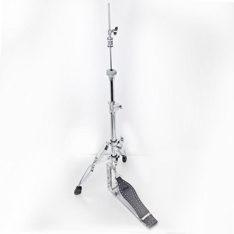 ■商品紹介【店頭展示特価品】※店頭に展示され試奏解放しておりますため、細かな擦れやなど若干の使用感がございます。予めご了承くださいませ。DW MFG Boutique in Californiaから、航空機グレードのアルミを正確に機械加工したダイレクトドライヴ・ハイハット・ペダル「MDDハイハット・ペダル」が登場！それは最新の技術と最高品質の素材を採用し、さらにドラミング技術を高めるために作られてたdwペダルの集大成ともいえるモデルです。「MDD」は、Floating Rotor Technologyを採用した市場で唯一のペダルです。その結果、すばやく滑らかでレスポンスが良いアクションとパワーを兼ね備えた至高なモデルとなりました。この全く新しいdwハイハット・ペダルを是非とも体感してください！ダイレクト・ドライブ機構により極めて良好なレスポンスを誇り、踏み込みはじめからスプリングの抵抗を感じさせないスムーズなアクション。その操作性の高さにより奏者のフットワークを余すことなく反映してくれます。なおかつ堅牢性が高く、演奏時の安定感も抜群です。調整機構も機能的かつ豊富。細やかで繊細からダイナミックまで、あらゆる演奏スタイルや音楽ジャンルにフィットします。【スペック】・2レッグ・ワンタッチクラッチ装備・オフセット・シンバル・シート調整・VERT ：ヴァーチカル・スプリング・テンション調整・ダイレクト・プル・システム：ダイレクト、または、フローティングのフィーリングをセレクト可能・マシン・アルミ・リンケージによる、フットボードの独立した高さ調整が可能。・出し入れ可能な、剣山スパー装備・クランプ・ロックで、ベースプレートをしっかりと固定可能。・スムーズな表面で、軽量な、穴開きソリッドアルミ・フットボード・人間工学的にデザインされたヒールプレート。・インターロッキング・デルタ・ヒンジ検索キーワード：イケベカテゴリ_ドラム_スタンド_ハイハットスタンド_dw_アウトレット SW_dw_アウトレット JAN:0647139580081 登録日:2026/04/24 ドラムハードウェア