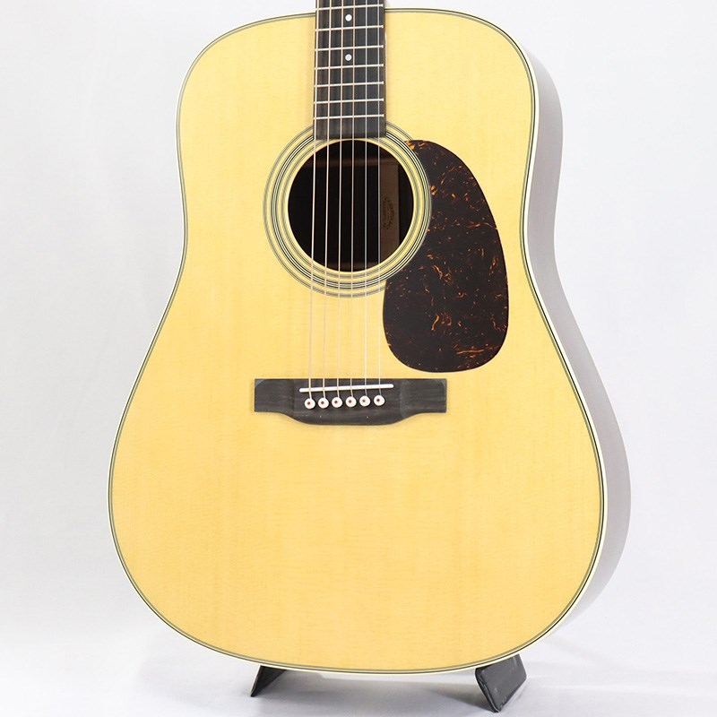 ■商品紹介アコーステックギターの定番かつ憧れの1本クリス・マーティン4世に「私の祖父と父、それぞれの時代両方のD-28から最高の特徴を引き出した」と言わしめた新たなD-28！1930年代初頭から製造され、マーティンを代表するギターにしてアコースティックギター界の絶対的スタンダードのひとつ「D-28」が2017年、大幅リニューアルいたしました！■従来の仕様からの変更点・ブレイシングをフォワードシフテッドする事で、よりトップが振動し繊細なトーンに。・ネックをやや幅広で薄型のPAシェイプにすることで、演奏性が抜群に向上。「鳴らし易く」なりました。・トップのカラーをやや濃くし、ピックガードを鼈甲柄に、ペグをオープンバックにすることでヴィンテージライクなルックスに。アコースティックギターの代名詞のようなその見た目は、長年にわたりプロ・アマ問わず世界中のミュージシャンに愛され。そのサウンドは誰しも一度はライブで音源で聞いた事のある、正にマスターピースという存在になっているD-28。ボディの材質はトップにシトカ・スプルース、サイドバック材にはインディアン・ローズウッドという組み合わせで、正に歴史を作った組み合わせ。数多のメーカーやモデルにて採用されており、アコースティックギター界の標準ともいえる組み合わせ。その王道の組み合わせにて長年の研究やノウハウの蓄積と技術によって、マーティンにしか出せない珠玉のトーンを奏でます。ボディシェイプはドレッドノートと名付けられ、今日では不動の人気を誇るボディシェイプ。力強い低音と倍音豊かなサウンドが持ち味で、包み込まれるような響きが特徴です。ネックはセレクトハードウッドとエボニー指板の構成で製作されており、新たにナット幅を44.5mm仕様に設定したことによって、現代的な演奏スタイルにも対応できるナット幅と薄めのグリップ厚で構成されており、ストロークスタイルは勿論フィンガースタイルにも対応が出来る仕様になっております。ボディトップの色合いもやや黄色味ががった着色がなされており、ピックガードのべっ甲柄・オープンタイプのペグと相まって、ヴィンテージも意識したルックスになっています。ここまで大幅に仕様を変更した事は長い歴史でも少なく、マーティン社の自信と熱意が伺えます。よりモダンなスタイルへの適応性を得て進化をした新しい世代のD-28を是非お試しください！■仕様詳細Top : Solid Sitka SpruceBack Material : Solid East Indian RosewoodSide Material : Solid East Indian RosewoodNeck Material : Select HardwoodNeck Shape : High Performance TaperFingerboard Material : Solid Black EbonyScale Length : 25.4（645.2mm）Fingerboard Width at Nut : 1 3/4'（44.5mm）Bridge Material : Solid Black EbonyTuning Machines : Nickel Open GearPickguard : Faux Tortoiseハードケース付属検索キーワード：イケベカテゴリ_アコースティック・エレアコギター_アコースティックギター_MARTIN_Dreadnought (ドレッドノート)_新品 SW_MARTIN_新品 JAN:0729789544627 登録日:2023/09/03 アコースティックギター アコギ マーチン マーティン