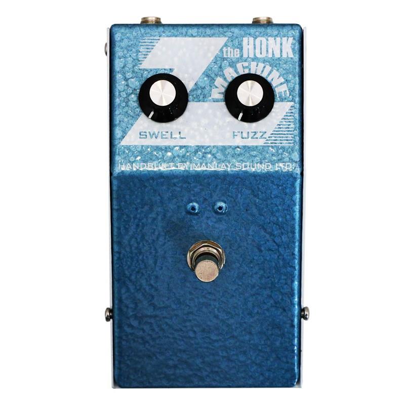 ■商品紹介Tone Benderのカルトなコピーモデル The Zonk Machine を再現！The Honk Machineは、1965年に英国リーズの楽器メーカー JHS(JOHN HORNBY SKEWES)が発売した「Zonk Machine」を再現したファズペダルです。Zonk Machineは、Tone Bender MKIのクローンモデルであり、回路や外観に多くの共通点がありますが、ユニークなサウンドは全くの別物です。近年、ビンテージ・ファズとして注目されていますが入手はほぼ不可能。まさにビンテージファズの聖杯のような存在です。The Honk Machineは、Zonk Machineと同じ回路と、耳で徹底的に厳選したNOSゲルマニウム・トランジスタを使用することで、オリジナル機のユニークなマジックを再現しています。現代の技術や製造方法では決して再現できない貴重なサウンドです。【※重要※】ACアダプターを使用した電源供給について2018年3月の生産モデルから、電池駆動の他にACアダプター(9V、センタープラス)が使用できるようになりました。一般的なBOSSタイプの9VセンターマイナスのACアダプターは使用できないだけでなく、分岐DCケーブルを使ったデイジーチェイン接続は絶対に禁止、など、重要な注意点がございます。検索キーワード：イケベカテゴリ_エフェクター_ギター用エフェクター_歪み系_ファズ_Manlay Sound_アウトレット SW_Manlay Sound_アウトレット JAN:2500070719959 登録日:2025/07/13 エフェクター コンパクトエフェクター ストンプボックス