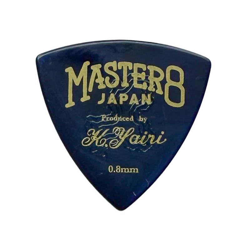 ■商品紹介MASTER 8 JAPANと、日本を代表するアコースティックギターブランドK.Yairiが手を組み、アコースティックギターのために生み出した特別なピック。それが「INFINIX-U ACOUSTIC BLEND」です。MASTER 8のフラッグシップモデル「INFINIX-U」をベースに、INFINIXとULTEM(R)、2種類の高機能樹脂を独自に再配合。電気的な補正ができない生楽器だからこそ、撥弦した瞬間に生まれる音の純度にこだわり、アコースティックギターに最適なナチュラルで芯のあるトーンを追求しました。このピックは、K.Yairi工房でギターの最終検品に使用するために作られた特別なモデルです。世界中のプレイヤーへと届けられるギターたちは、このピックでの音のチェックを経て出荷されます。それは単なるコラボレーションではなく、音の責任を共有する関係から生まれた信頼の証です。製品は、演奏スタイルにあわせて選べる0.6mm / 0.8mmの2種類をラインナップ。また、ピックの両面には強力なアンチスリップ性能をもつラバーグリップ加工を施しています。そのグリップパターンには、両ブランドが根を張る岐阜のかたちをデザイン。クラフトマンシップと土地への誇りが、細部にまで息づいています。素材、音色、そして使い心地まで、細部に宿る哲学。演奏の最初の一音に、職人たちの魂が宿ります。検索キーワード：イケベカテゴリ_楽器アクセサリ_ピック_MASTER8 JAPAN_新品 SW_MASTER8 JAPAN_新品 JAN:4582490224327 登録日:2025/08/09 ピック ギターピック マスター8
