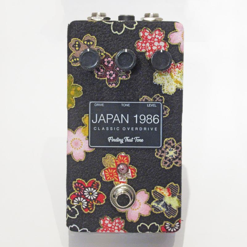 ■商品紹介1986年、日本の超有名音楽メーカーがTS10を発表しました。その前身であるTS808やTS9と同様、TSの典型的な特徴である、選択的な中域周波数のクリッピングと高域周波数の大幅なカット、その結果としての特徴的な「ミッドハンプ」を共有していました。しかし、TS10では、初期モデルと比較して、オーディオ回路に3つの微妙な違いが導入され、わずかにメロディアスで滑らかな音色となりました。TS10についての意見はさまざまで、賞賛する人もいれば批判する人もいますが、晩年のスティーヴィー・レイ・ヴォーンや現在のジョン・メイヤーなど、著名なミュージシャンに愛用されています。間違いなく、TS10はTSファミリーの最後の、あまり知られていない、しかし名誉あるペダルです。まだ正式に復刻されていないこのペダルへのトリビュートとして、JAPAN 1986 Classic Overdriveを、お届けします。オリジナル回路を忠実に再現し、トゥルーバイパス・ソフトスイッチとヘビーデューティーなハードウェアを追加。外装は本物の日本製生地で手作業でラッピングされ、スペインでデザイン、ハンダ付け、完全ハンドメイドで製作されています。※生地の断裁箇所により見た目が異なりますので予めご容赦ください。※完全ハンドメイドのため、小キズ、塗装ムラなどがある場合もございます。予めご容赦ください。■仕様詳細トゥルーバイパス電源：9VDC電源(センターマイナス)消費電流：30 mAサイズ：68 x 127 x 57mmコントロール：VOLUME/DRIVE/TONE※生地の断裁箇所により見た目が異なりますので予めご容赦ください。※完全ハンドメイドのため、小キズ、塗装ムラなどがある場合もございます。予めご容赦ください。検索キーワード：イケベカテゴリ_エフェクター_ギター用エフェクター_歪み系_オーバードライブ_Finding That Tone_新品 SW_Finding That Tone_新品 JAN:4595055615843 登録日:2026/08/29 Finding That Tone エフェクター オーバードライブ